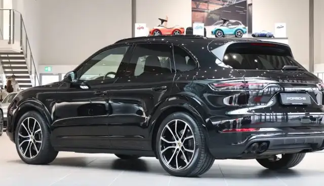 Porsche Cayenne view 9