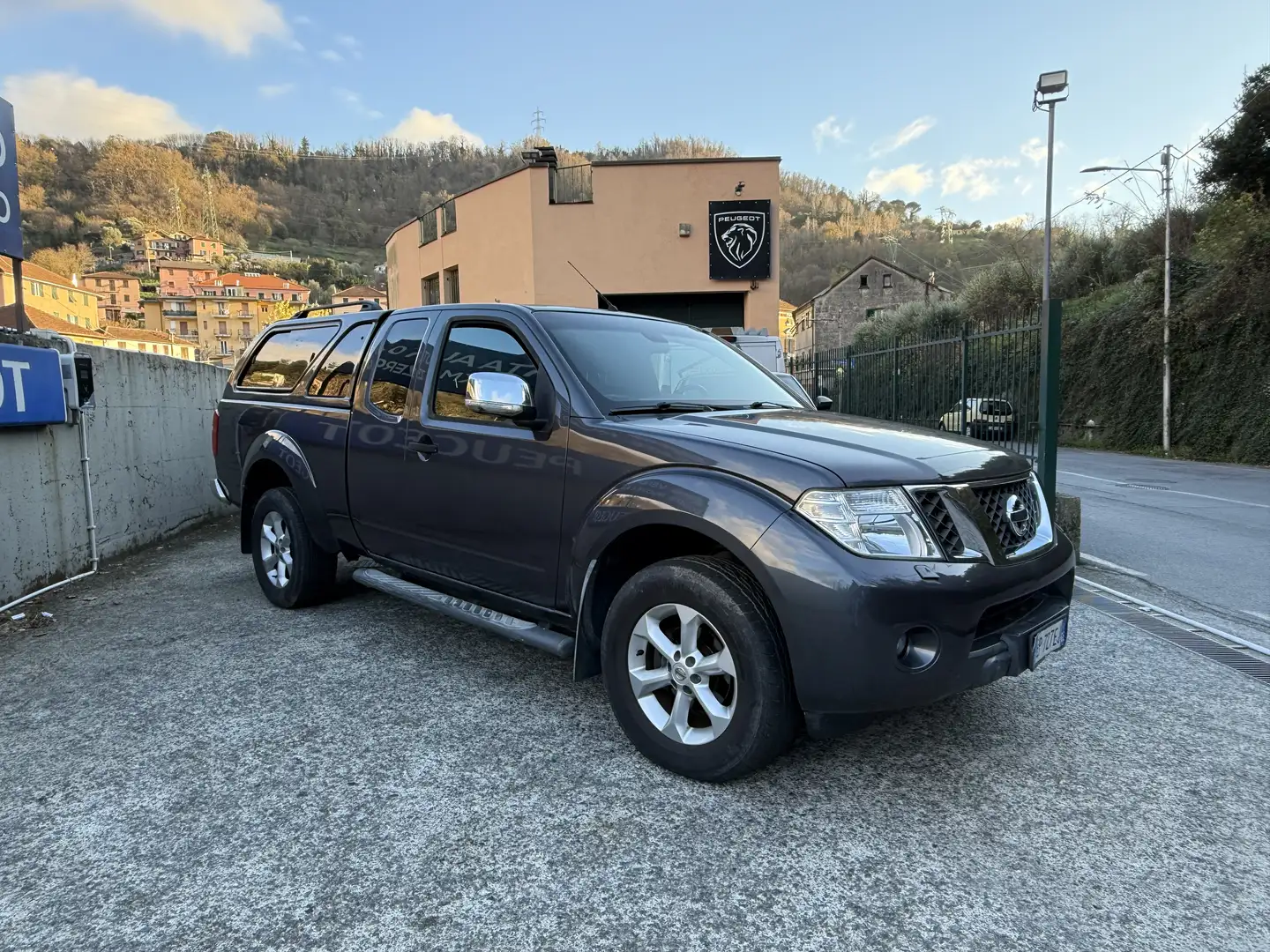 Nissan Navara Navara II 2010 2.5 dci d.cab Sport Platinum Grigio - 1