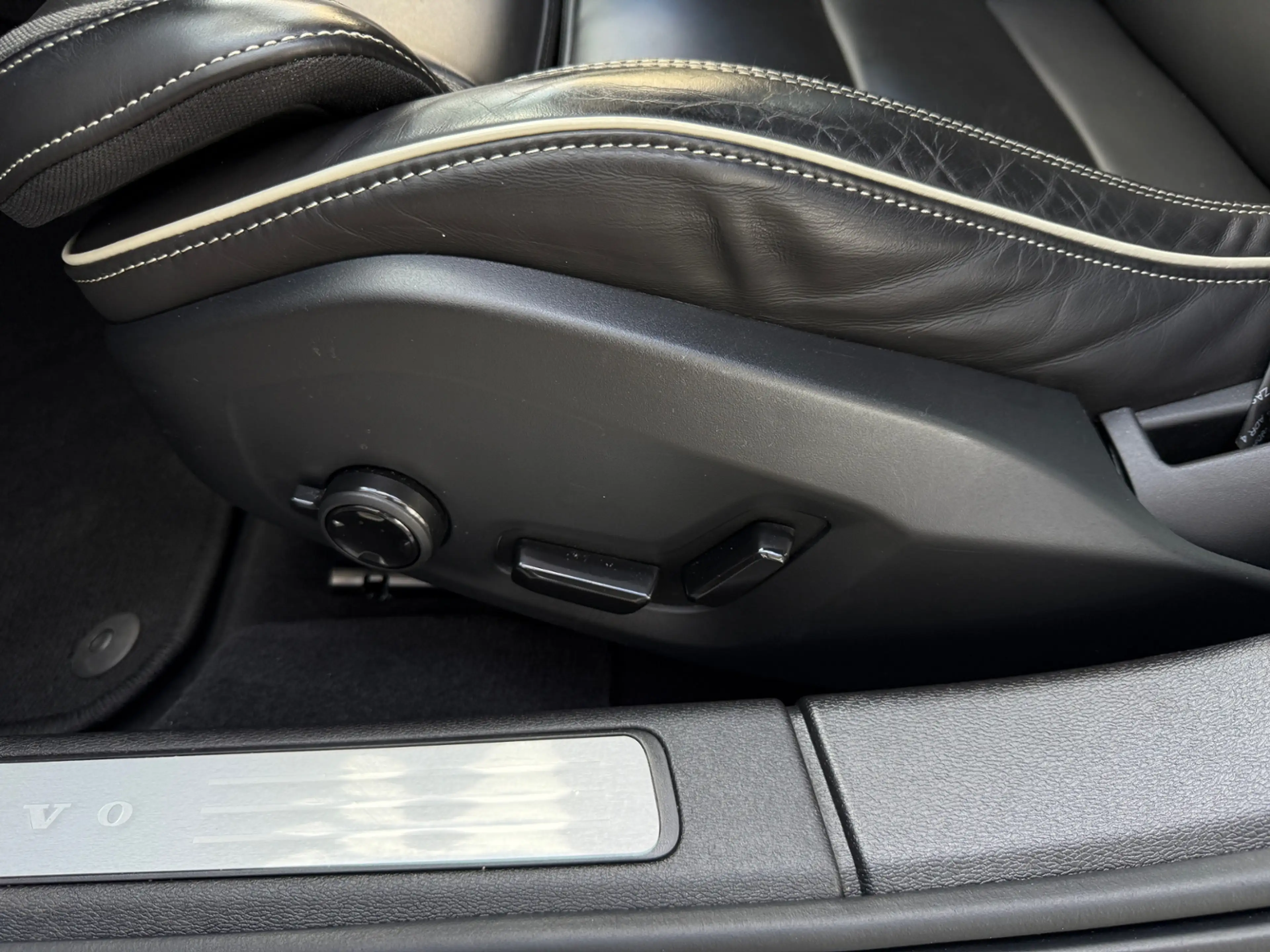 Volvo S60 B5 Plus Dark AWD LED ALU — photo 13