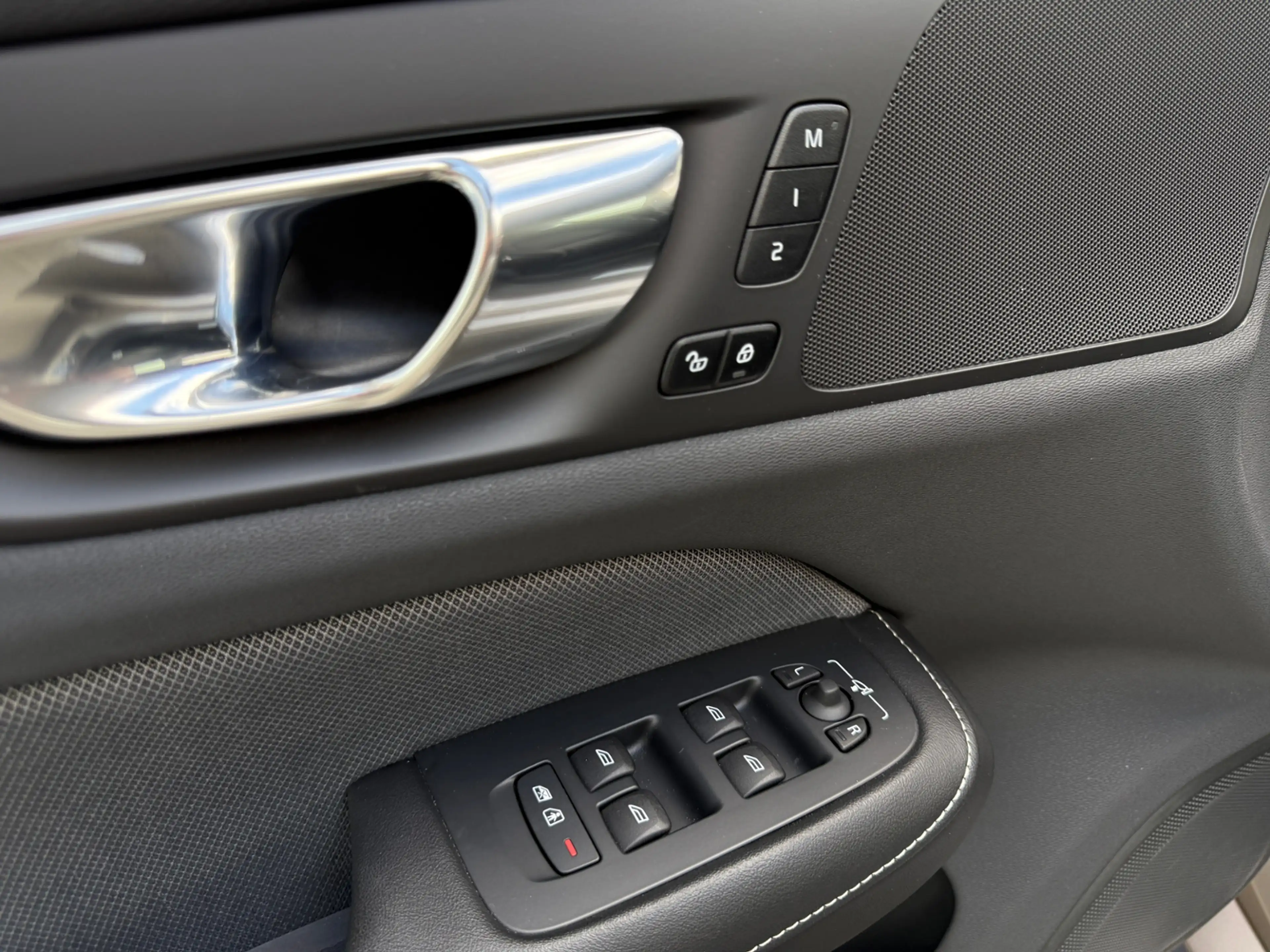 Volvo S60 B5 Plus Dark AWD LED ALU — photo 14