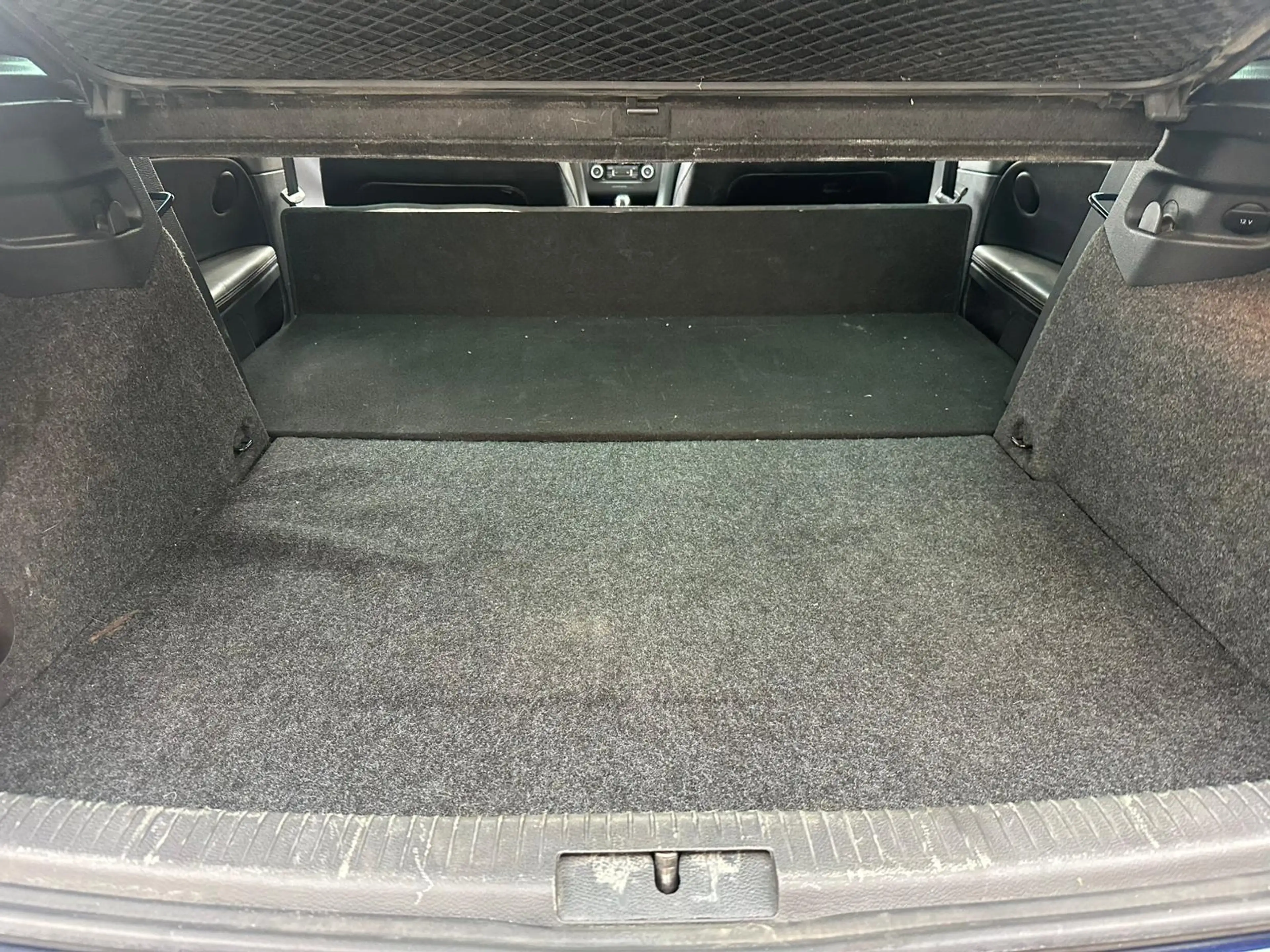 Volkswagen Golf R — photo 10
