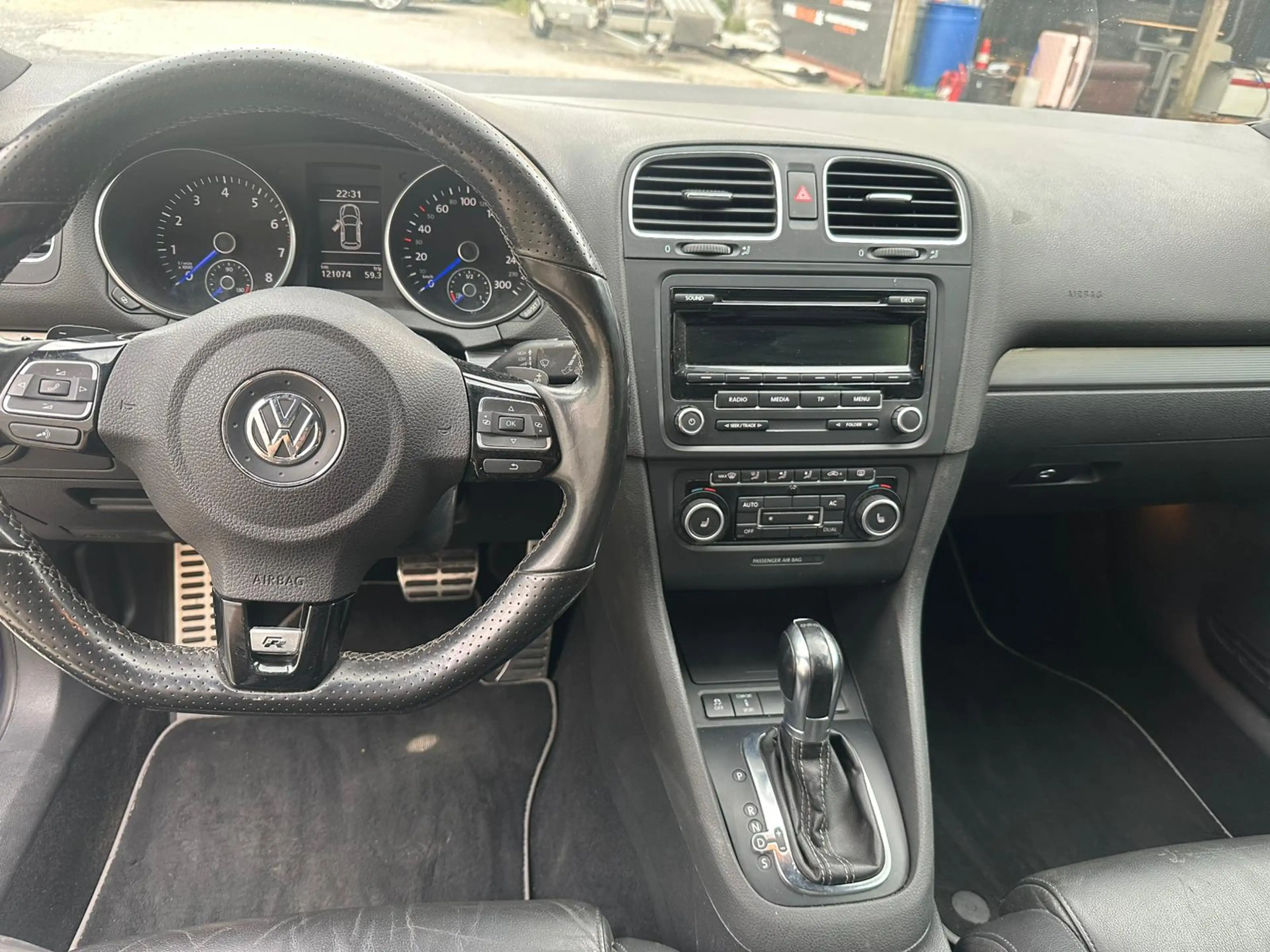 Volkswagen Golf R — photo 6