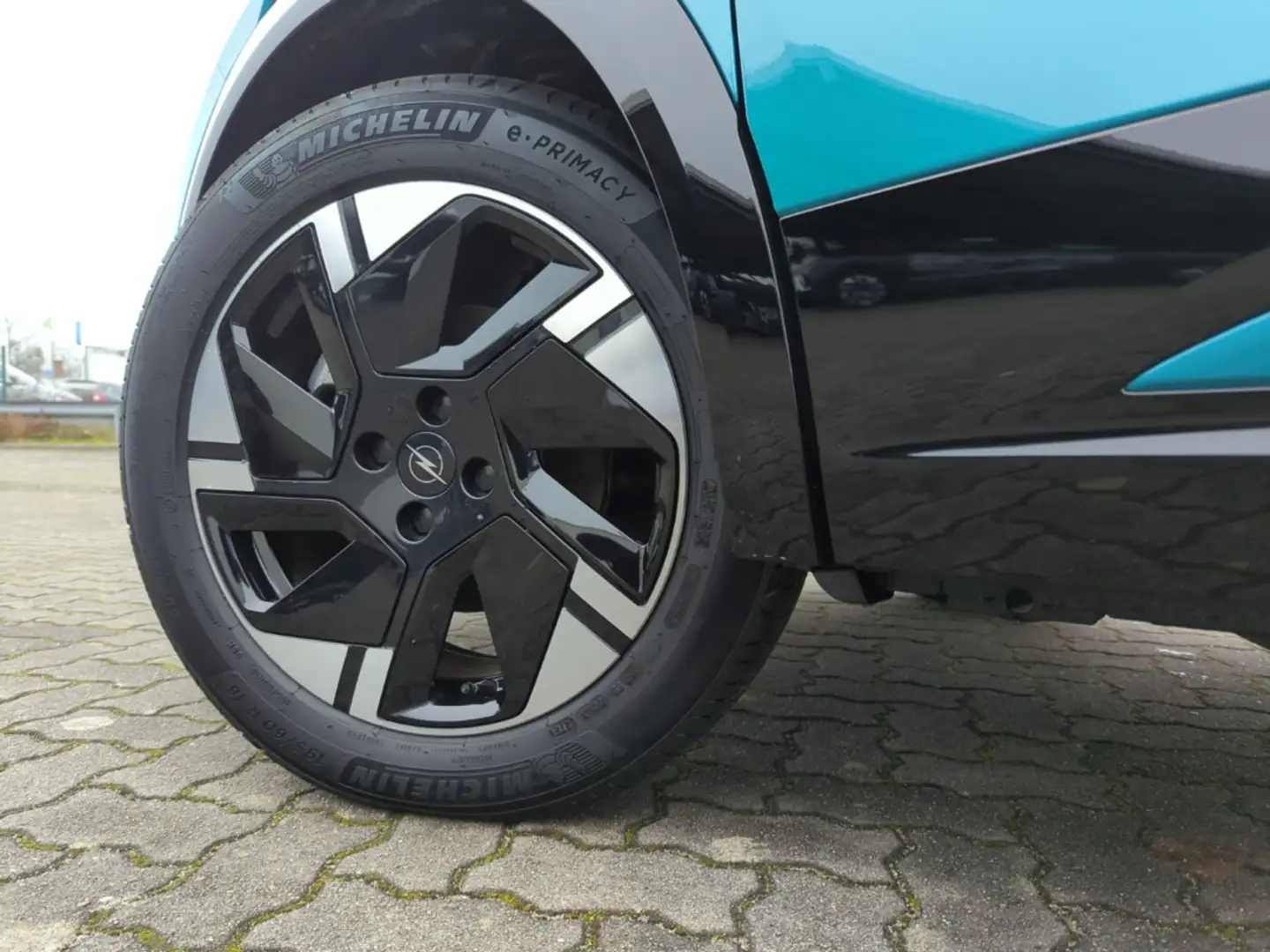 Opel Mokka-E GS Long Range +Matrix+ACC+Keyless+Navi+11kW Charge Grün - 2