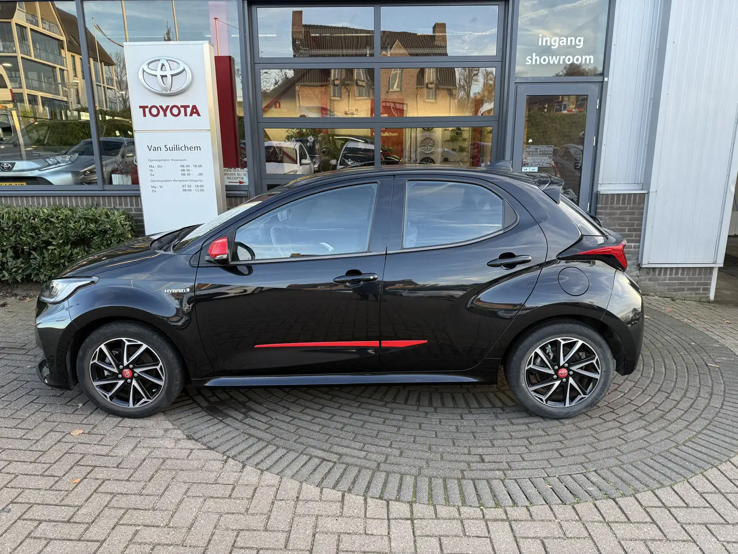Toyota Yaris 1.5 Hybrid Dynamic Zwart - 2