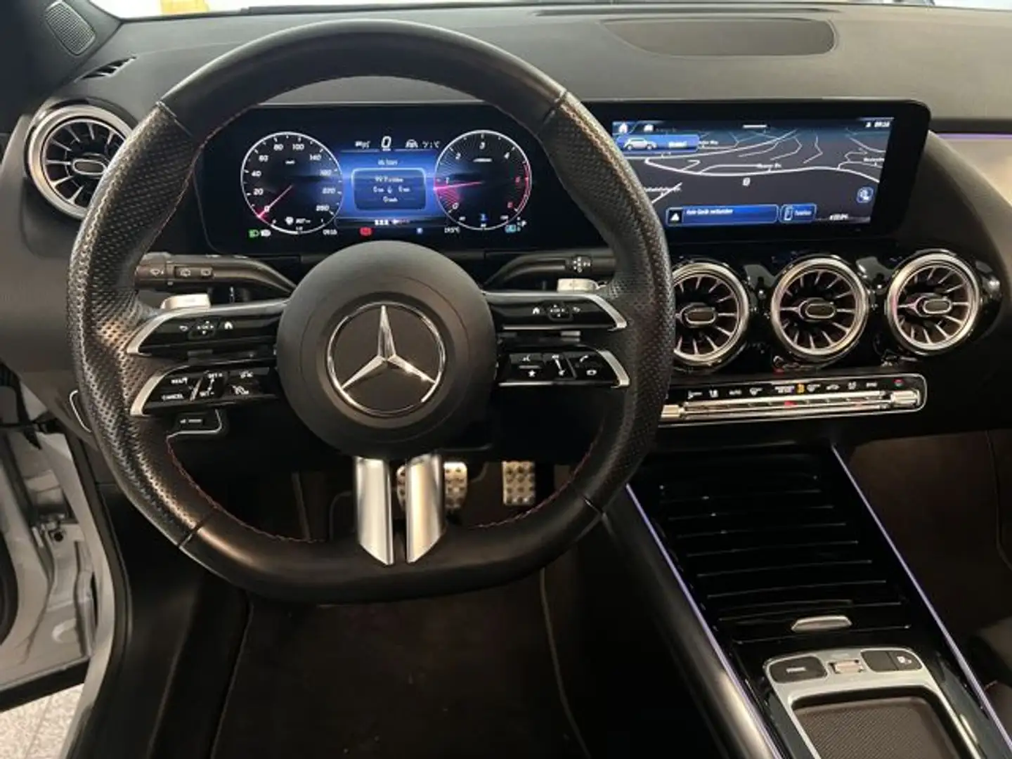 Mercedes-Benz GLA 200 4Matic AMG Premium Night-Paket+360+Pano Silber - 2