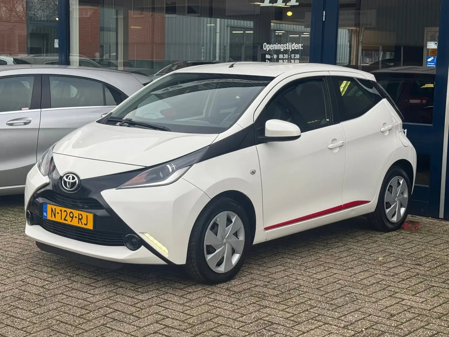 Toyota Aygo 1.0 VVT-i x 5 deurs! Airco l LED l MTF-stuur l Ele Wit - 2