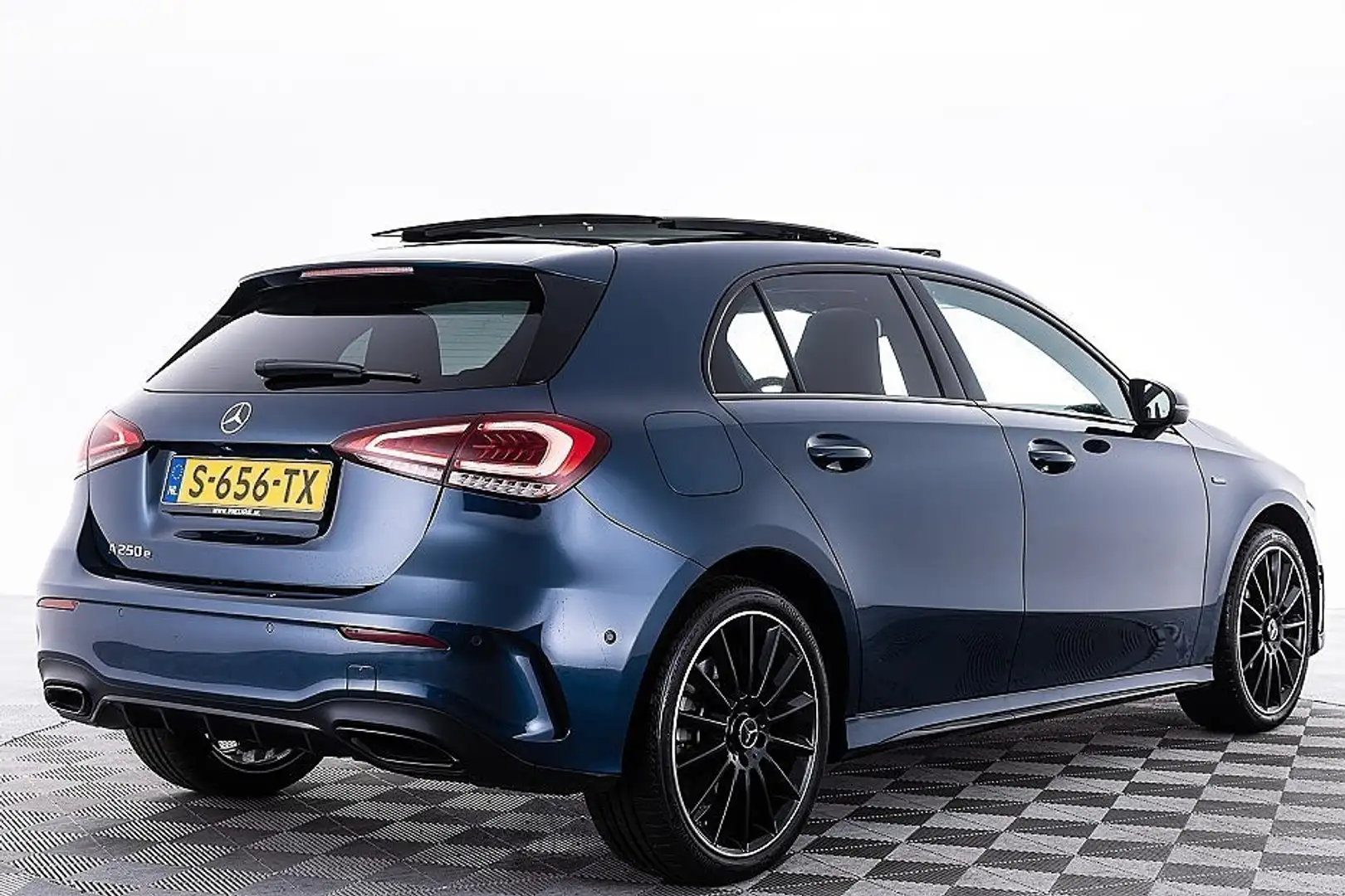 Mercedes-Benz A 250 e AMG Plug-In Hybride Night Ed. | PANORAMADAK | NA Blauw - 2