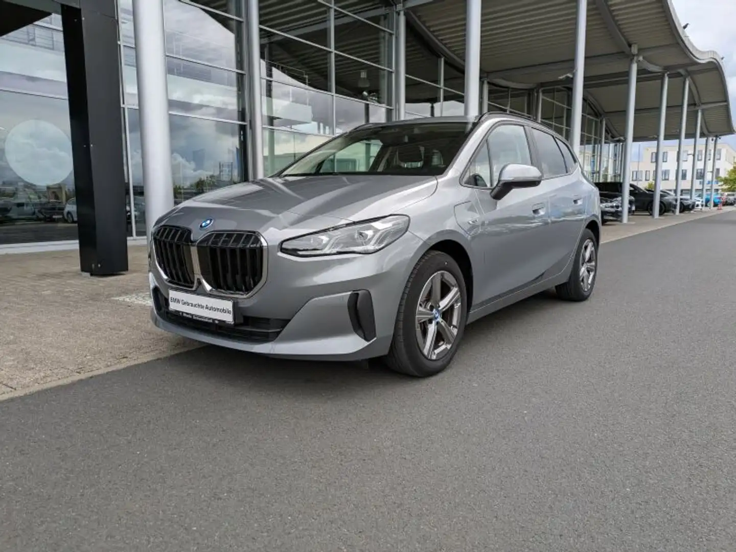 BMW 225 e xDrive Active Tourer Glasdach. AHK. HeadUp. Grau - 2