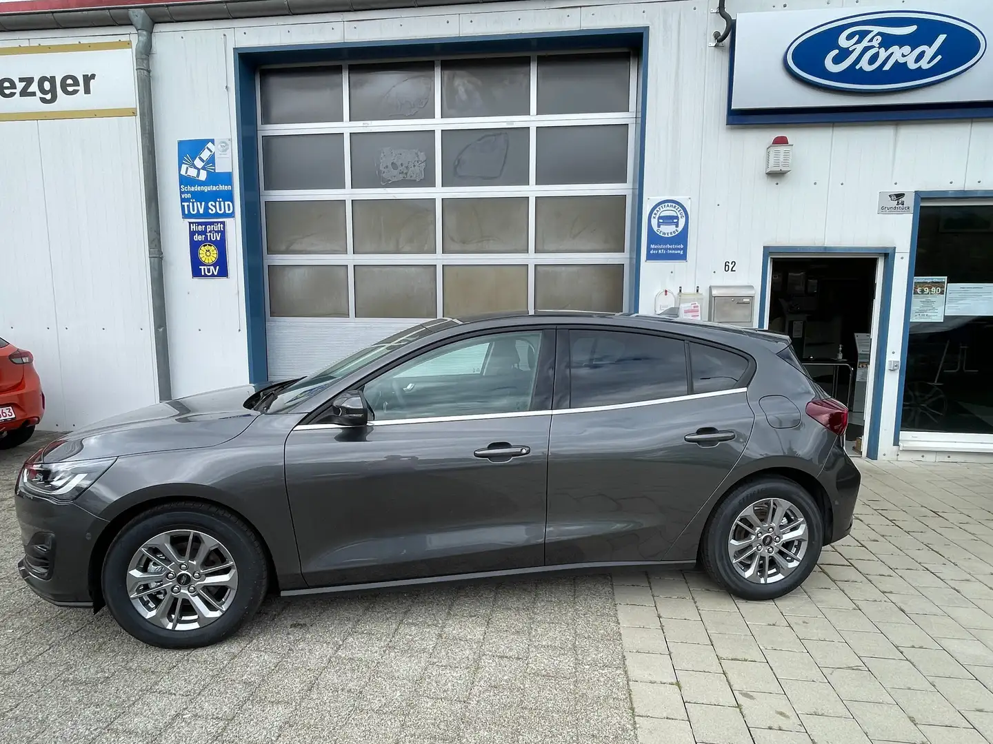 Ford Focus Titanium Grau - 1