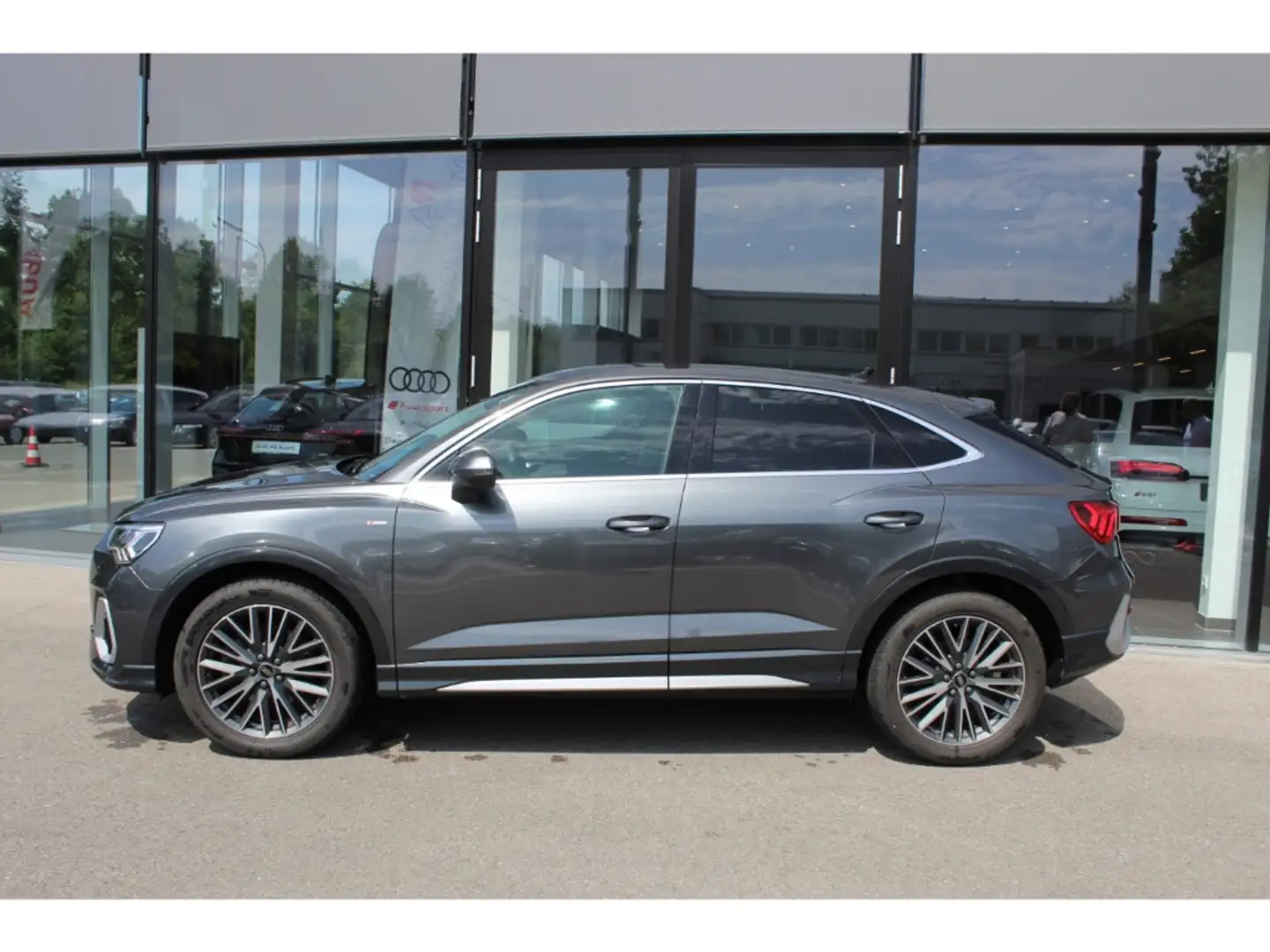 Audi Q3 Sportback 45 TFSI qu.S-tr. S-Line Sthzg*Assist!!! Grau - 2