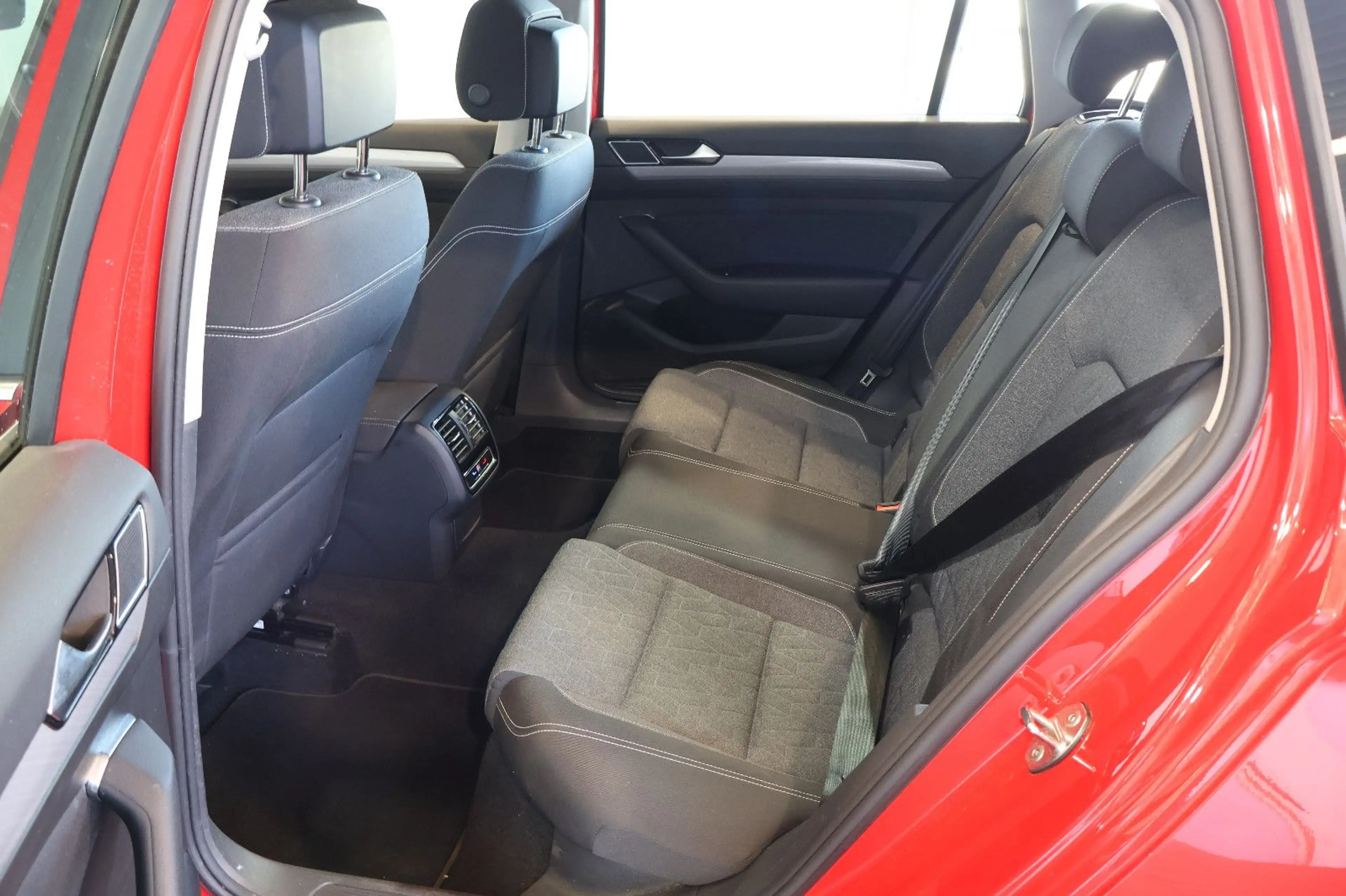 Volkswagen Passat Variant Passat 2.0 TDI Business AID+ACC+LANE+LED+KEY+ALU — photo 12