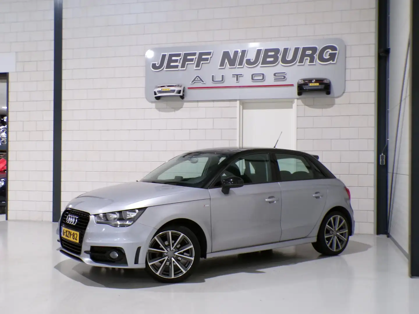 Audi A1 Sportback 1.2 TFSI Admired S-Line "Origineel NL!" Grijs - 2