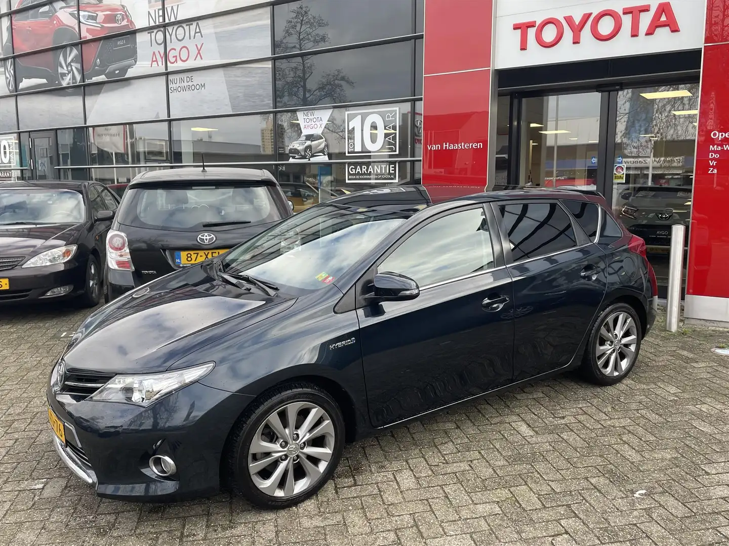 Toyota Auris 1.8 Hybrid 136pk Aut Lease Grijs - 2