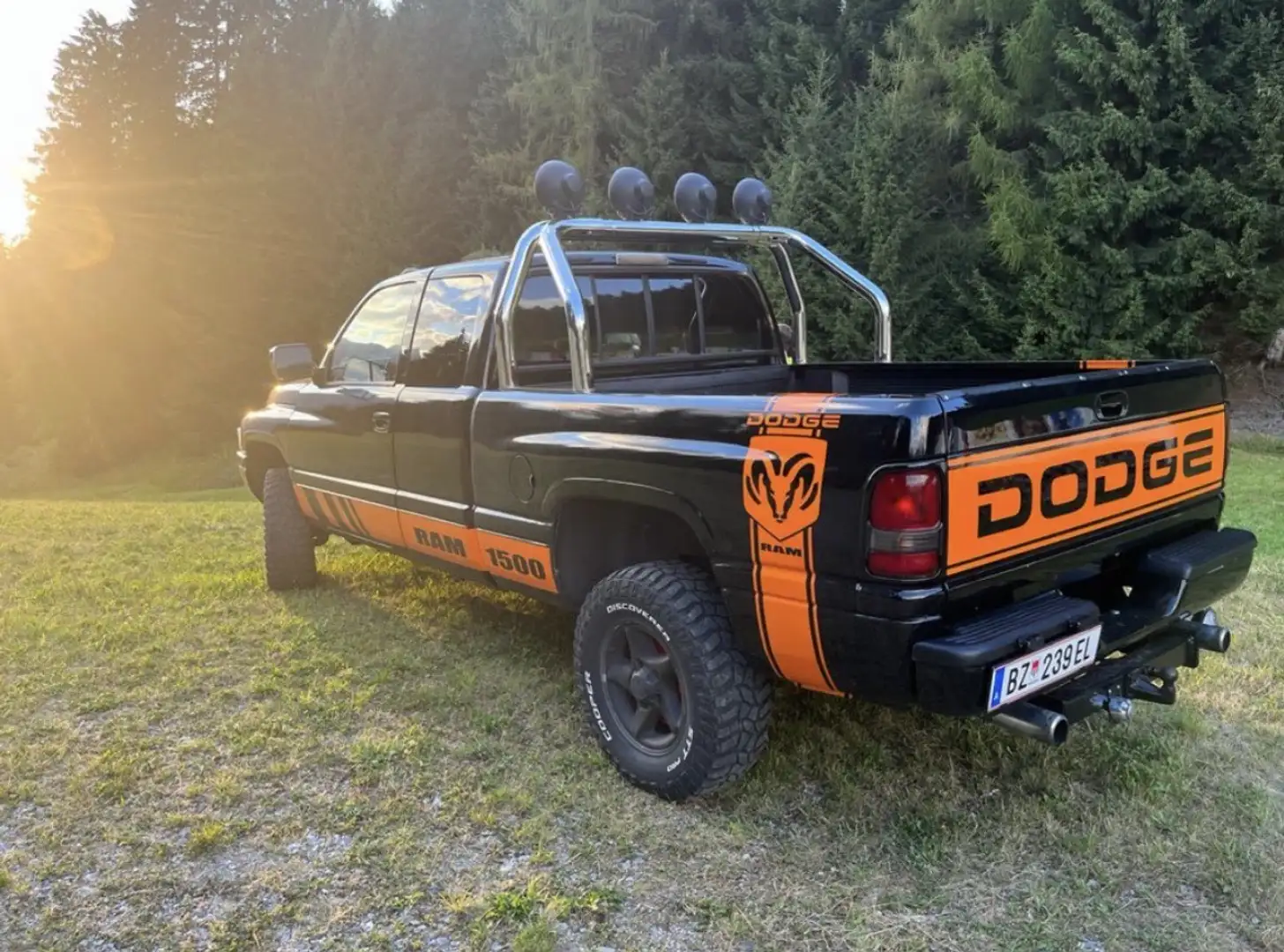 Dodge RAM 1500 Schwarz - 1