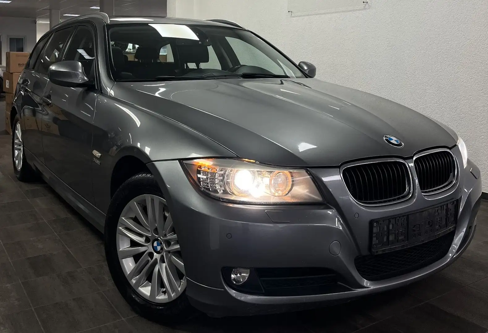 BMW 320 d xDrive Touring XENON NAVI PDC PANO 2.HAND Šedá - 1