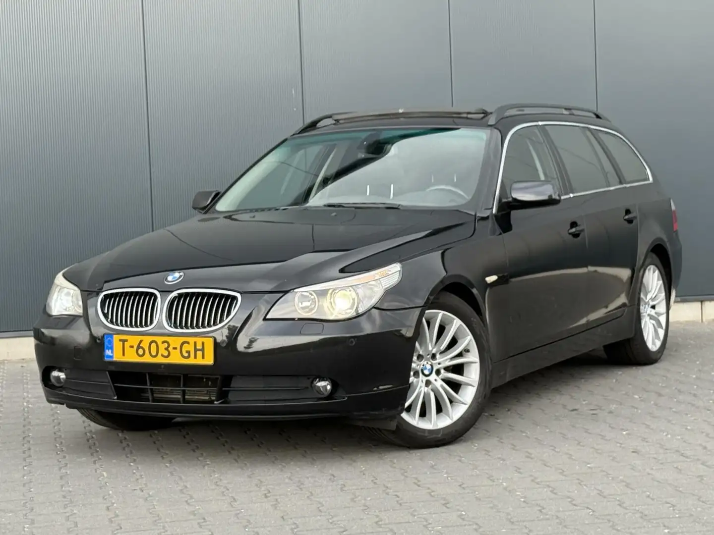 BMW 523 5-serie Touring 523I Pano - Sportstoelen - Navi - Zwart - 1