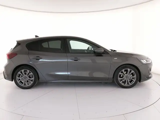 Ford Focus view 3
