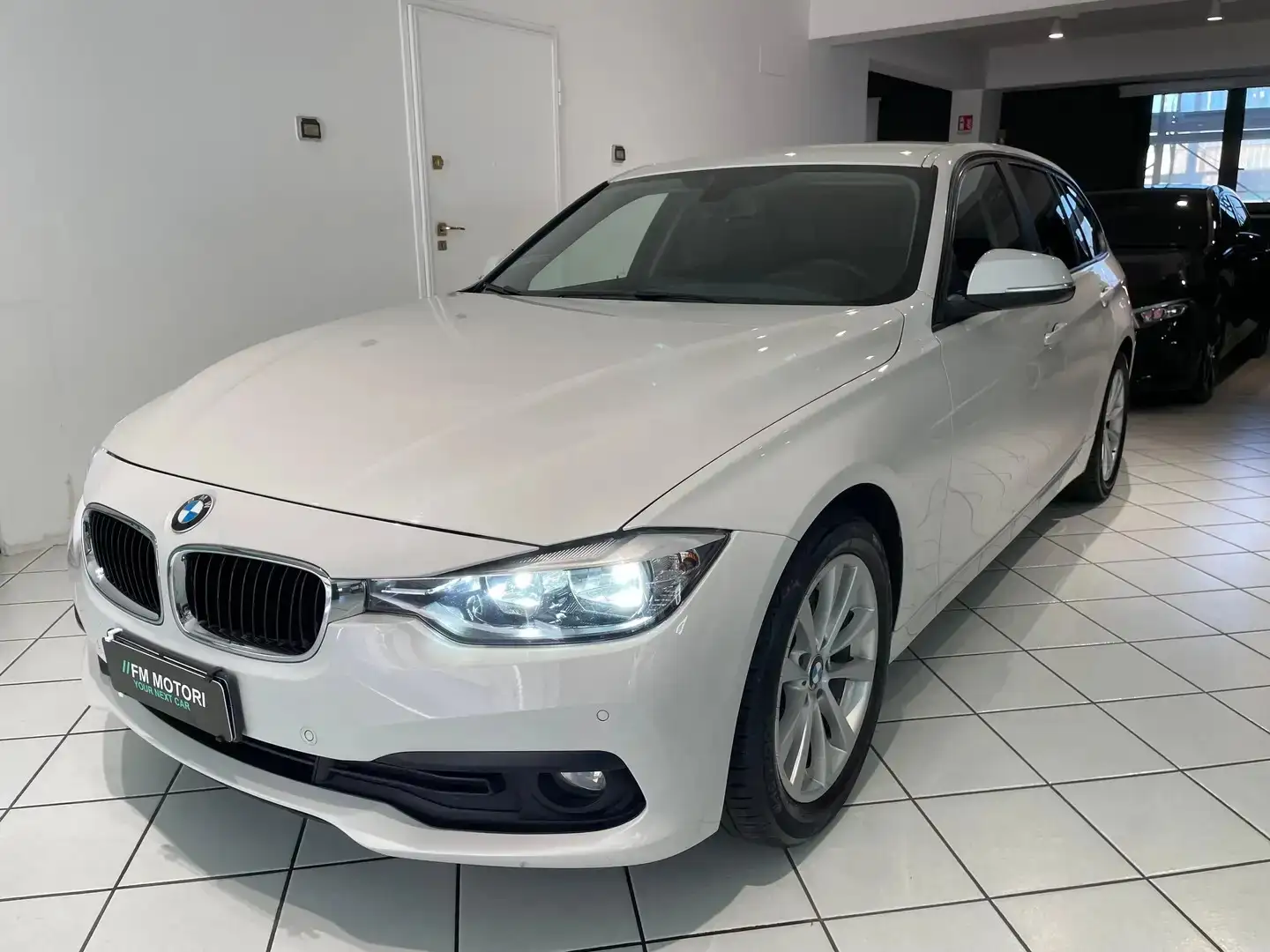 BMW 320 320d xDrive Touring Business Advantage Beyaz - 1