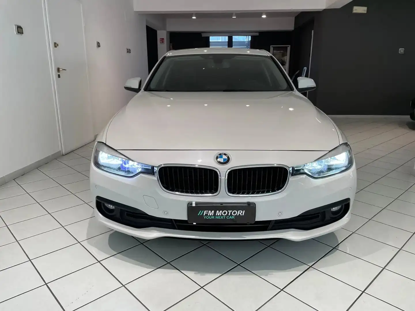 BMW 320 320d xDrive Touring Business Advantage Beyaz - 2