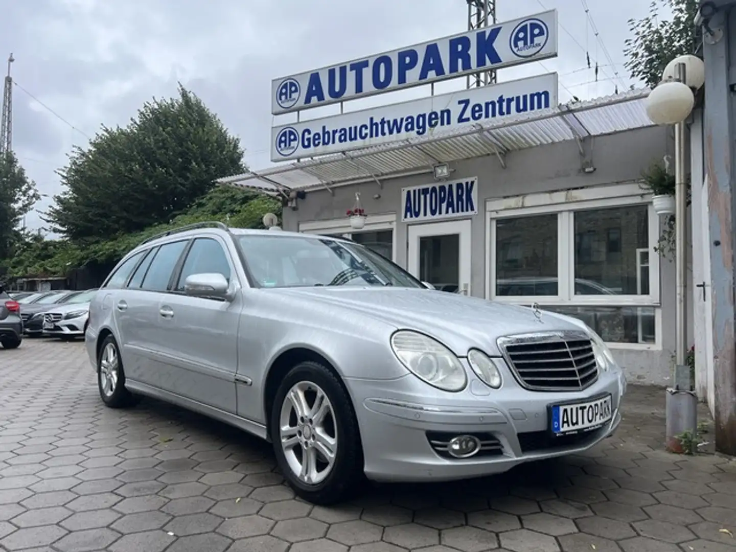 Mercedes-Benz E 220 CDI T BleuEfficiency Avantgarde*Tiptronic Silber - 1