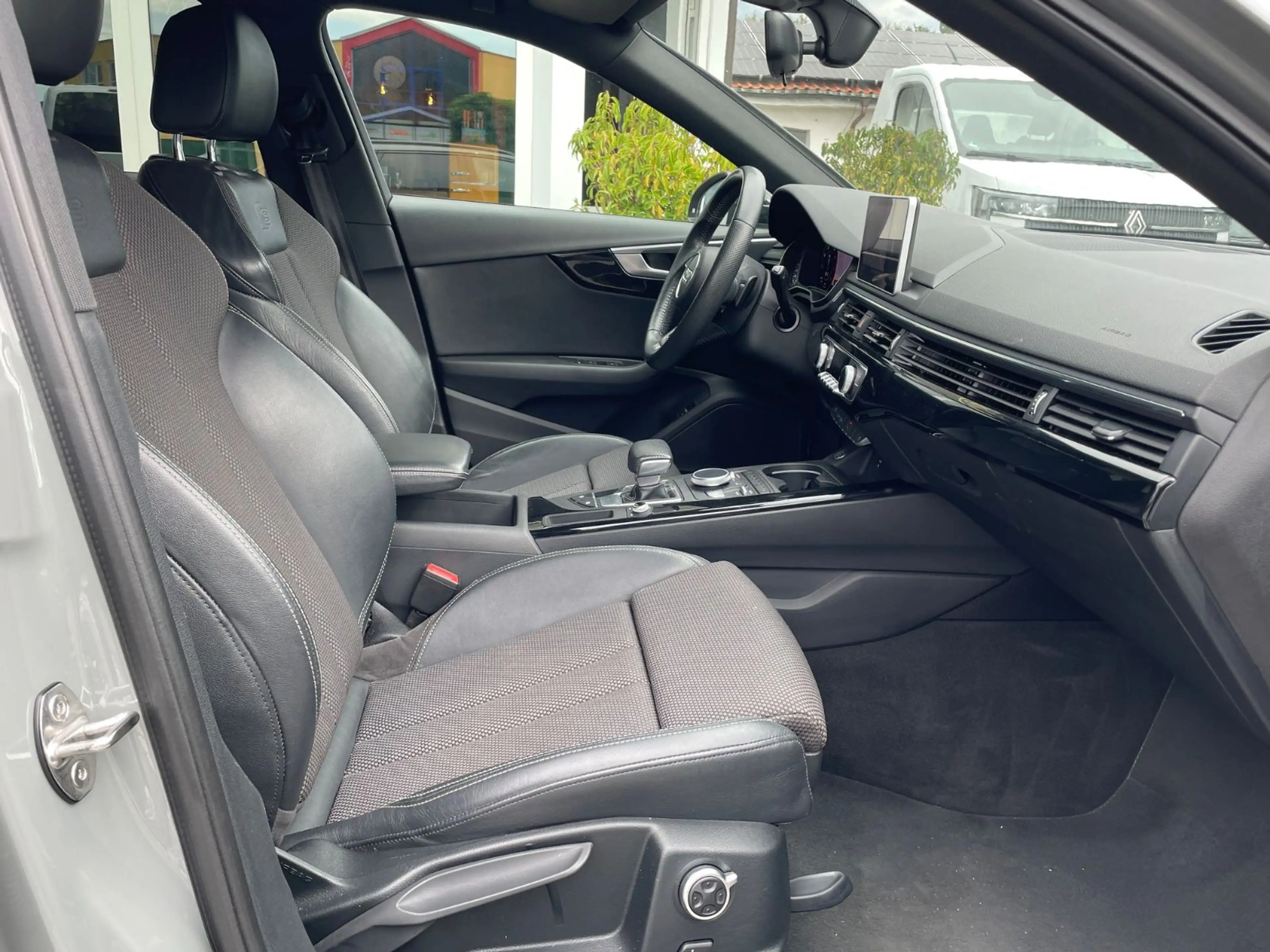 Audi A4 Avant S line Sport Plus/Black/AHK/169mtl. — photo 12