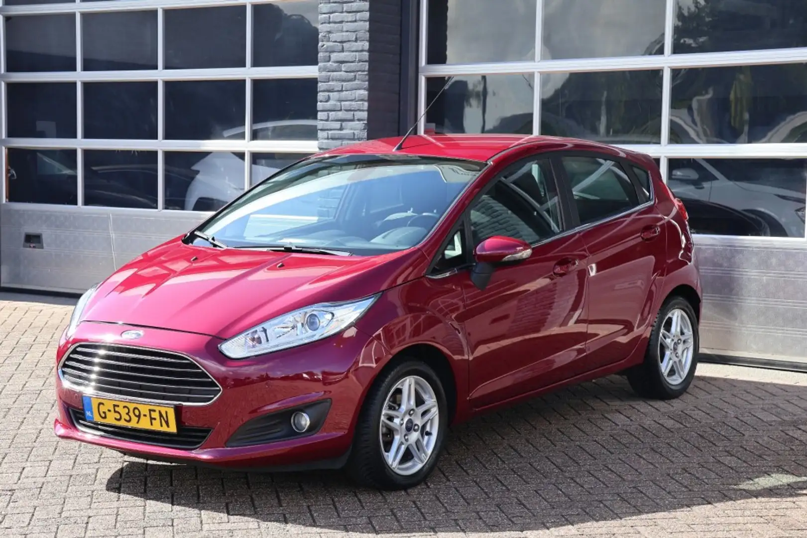 Ford Fiesta 1.0 Ecoboost Titanium 125 pk met 30673 kilometers Rot - 1