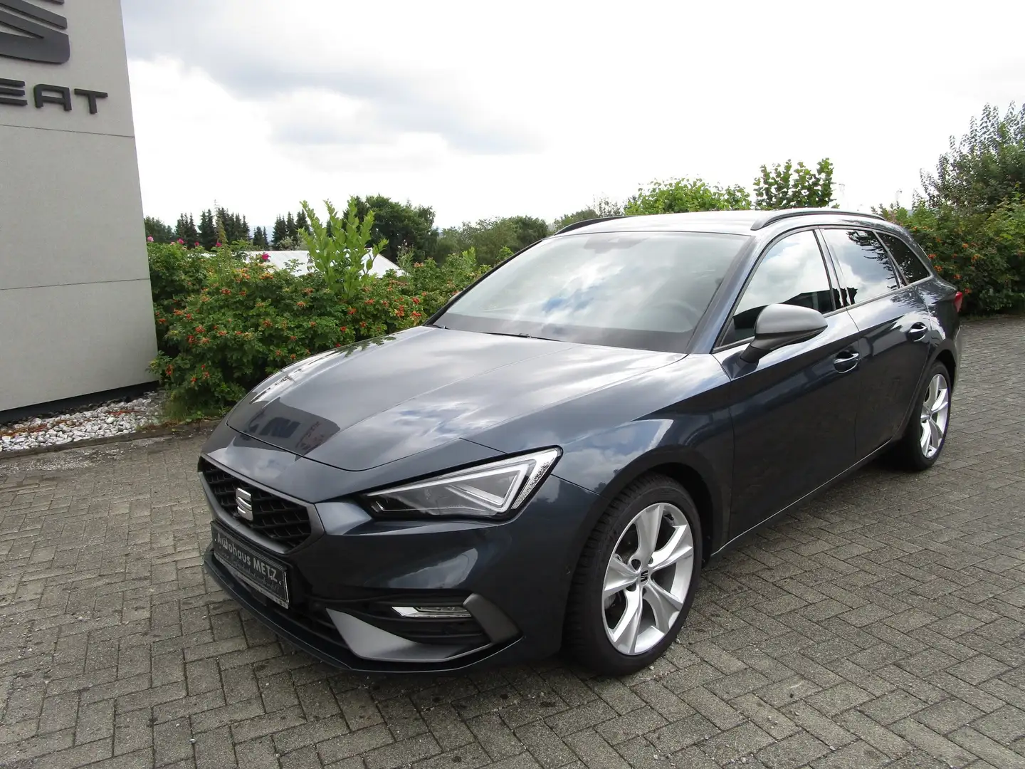 SEAT Leon Sportstourer FR 1.5 eTSI 7-Gang DSG Grau - 1