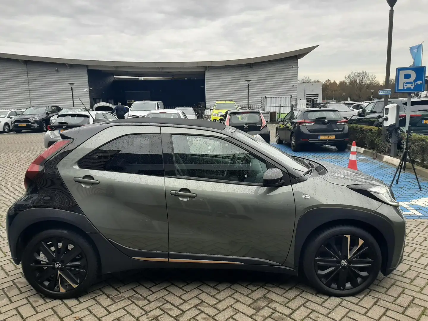 Toyota Aygo X CABRIO AUTOMAAT NAVI AD-CRUISE APPLE/ANDROID CAMER Grün - 2