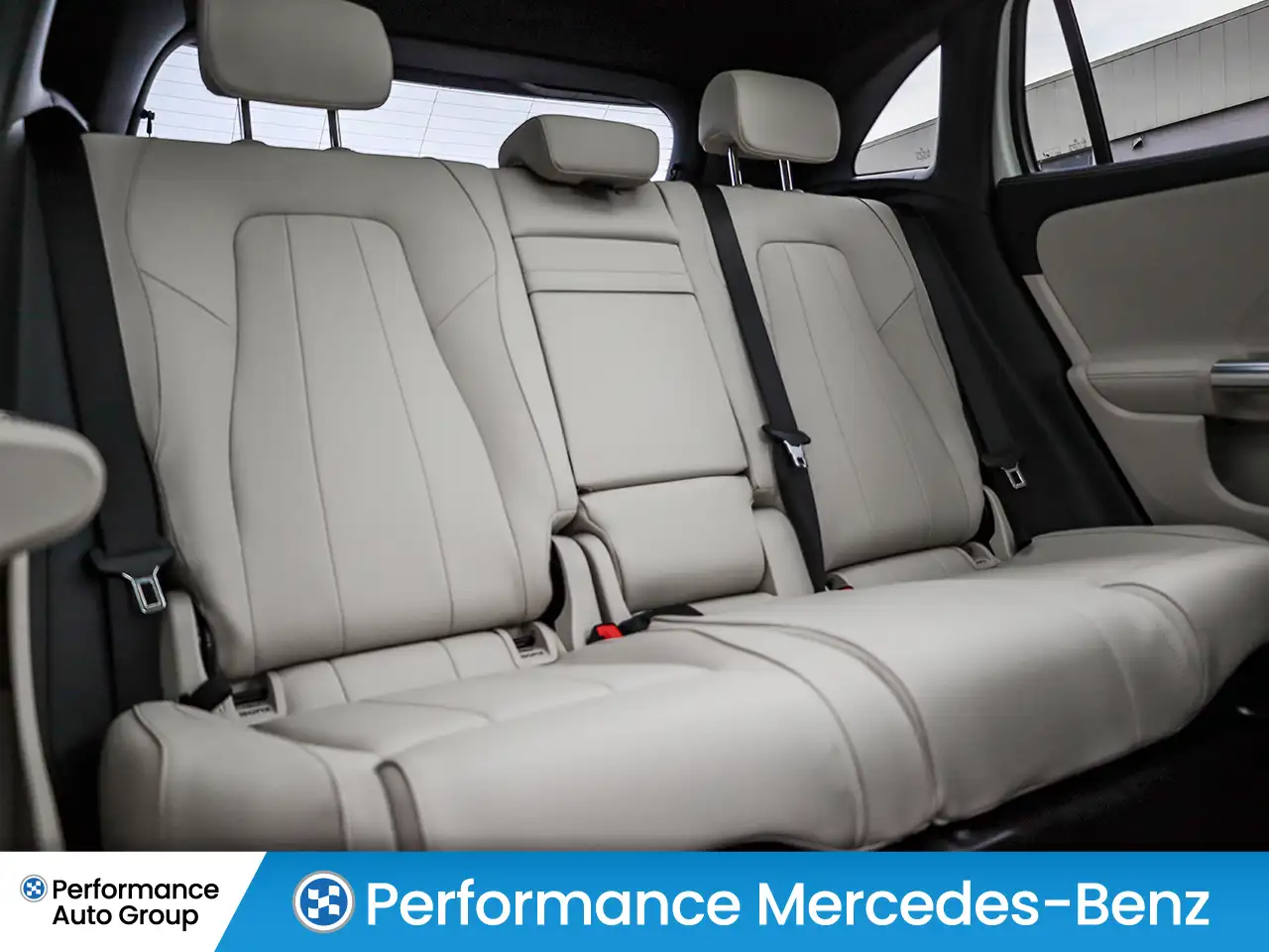 Mercedes-Benz GLA снимка Mercedes-Benz GLA