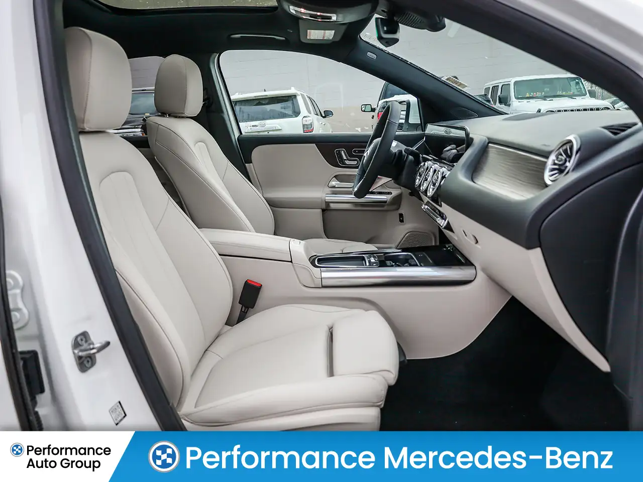 Mercedes-Benz GLA снимка Mercedes-Benz GLA