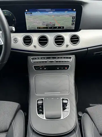 Mercedes-Benz 220 view 14