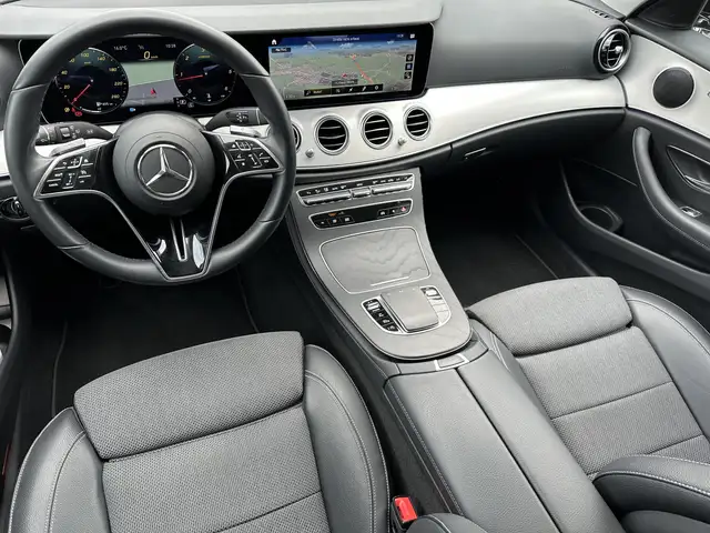Mercedes-Benz 220 view 13