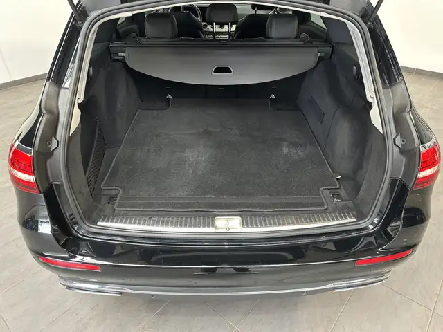Mercedes-Benz 220 view 6