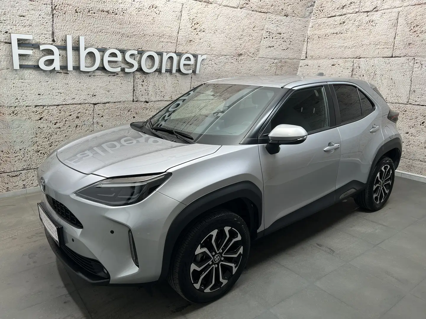 Toyota Yaris Cross 1,5 Hybrid Active Drive Silber - 1