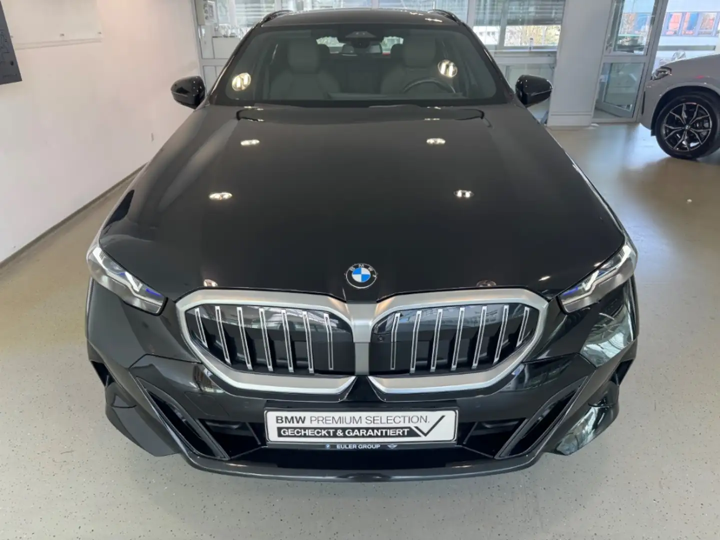BMW 520 d Tour. M Sport AHK Pano H/K StandHz PAProf Travel Schwarz - 2