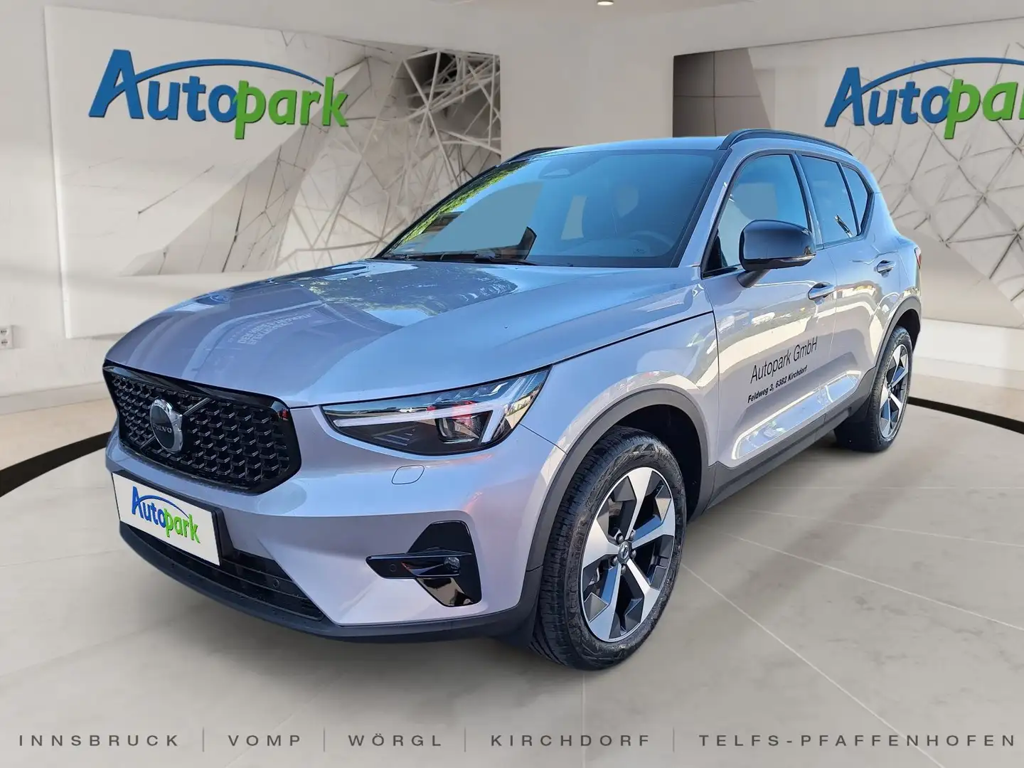 Volvo XC40 Plus, B3 Mild Hybrid, Dark Plus Dark 2WD Gris - 1