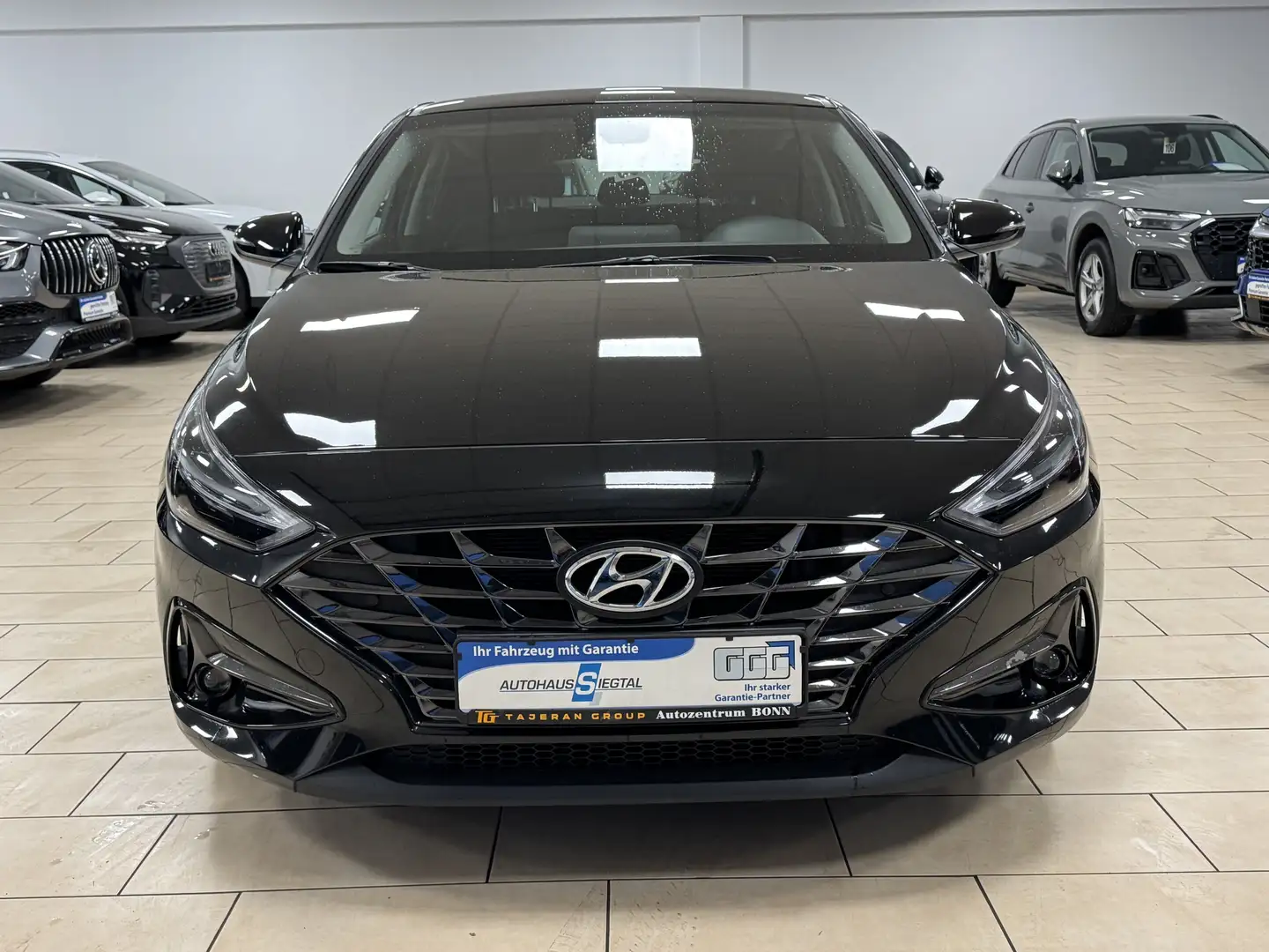 Hyundai i30 Fastback Edition 30+ LED R.Cam DAB+ Navi SHZ Noir - 2