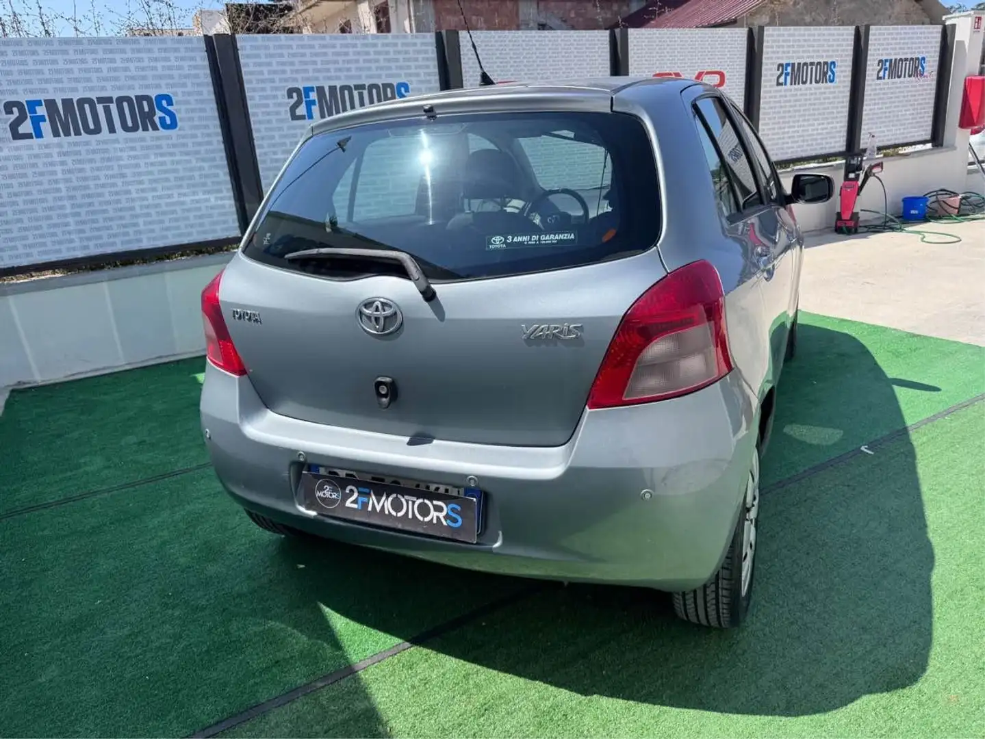 Toyota Yaris 5p 1.0 Sol Grigio - 2