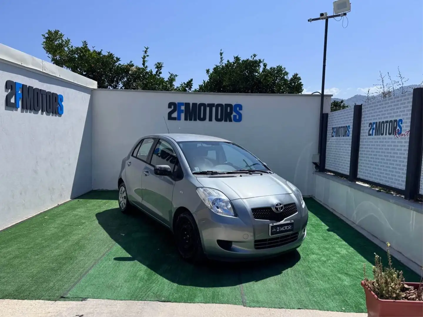 Toyota Yaris 5p 1.0 Sol Grigio - 1