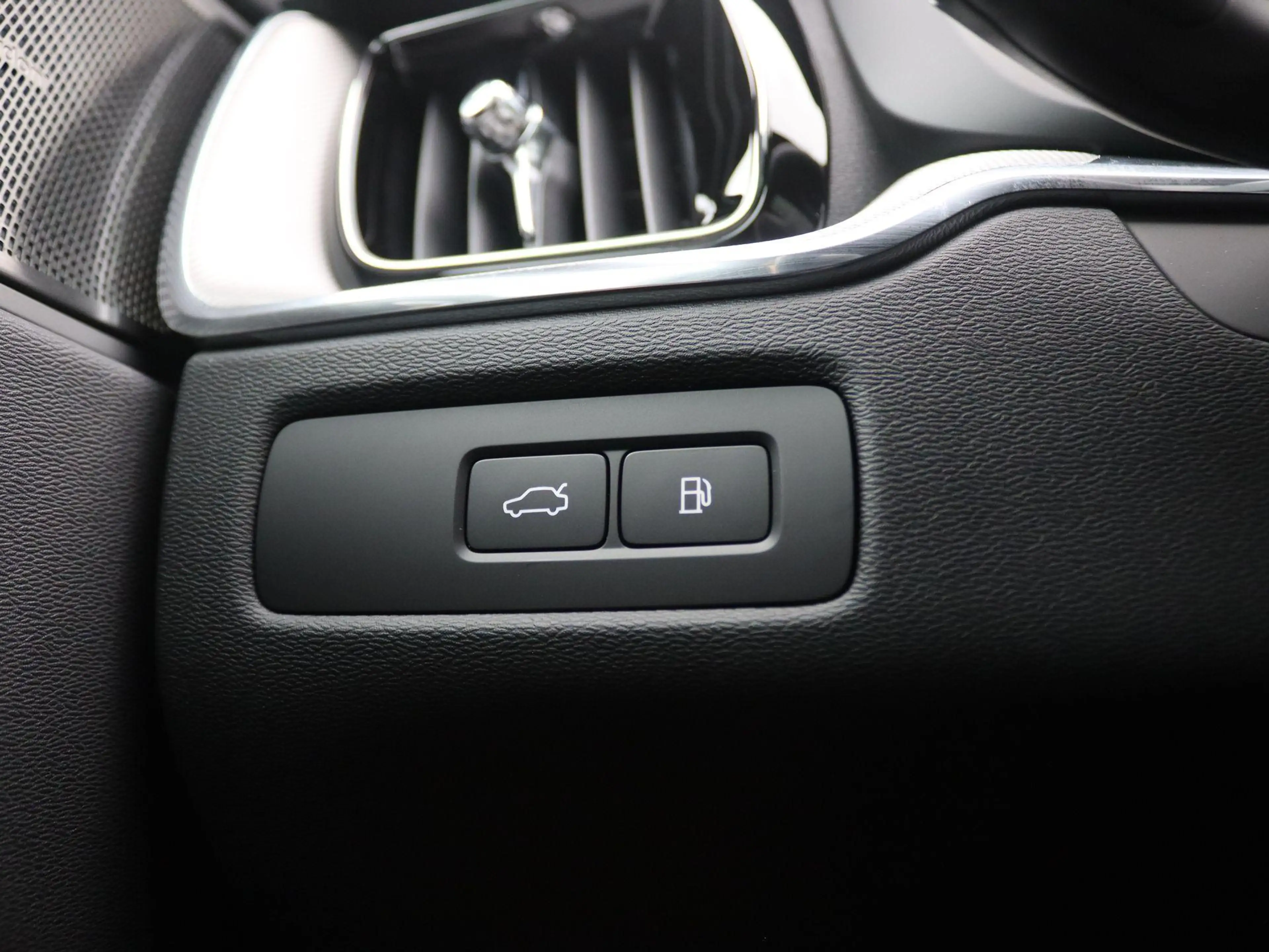 Volvo XC60 2.0 T6 Plug-in hybrid AWD Plus Black Edition 350PK — photo 37