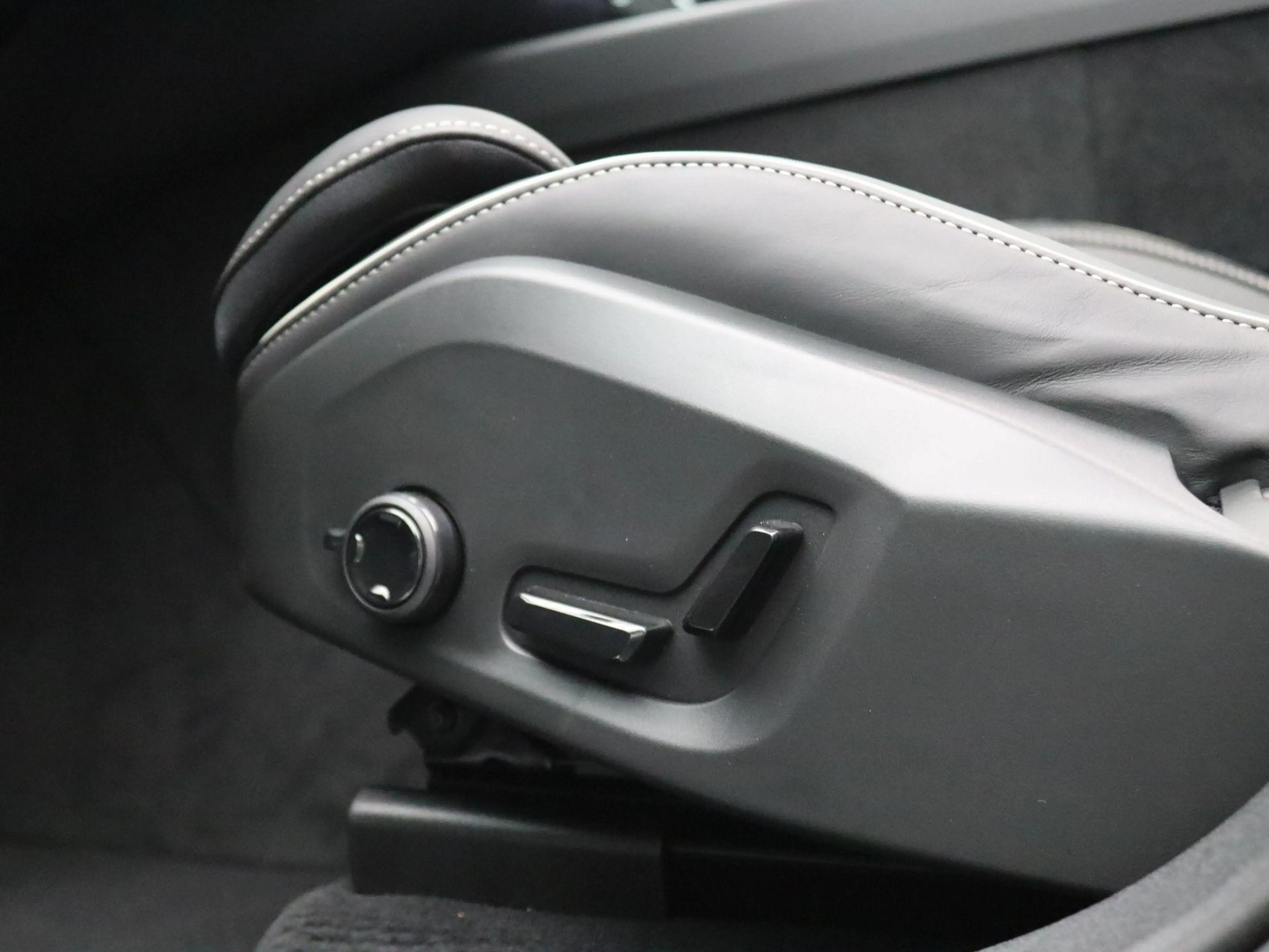Volvo XC60 2.0 T6 Plug-in hybrid AWD Plus Black Edition 350PK — photo 43