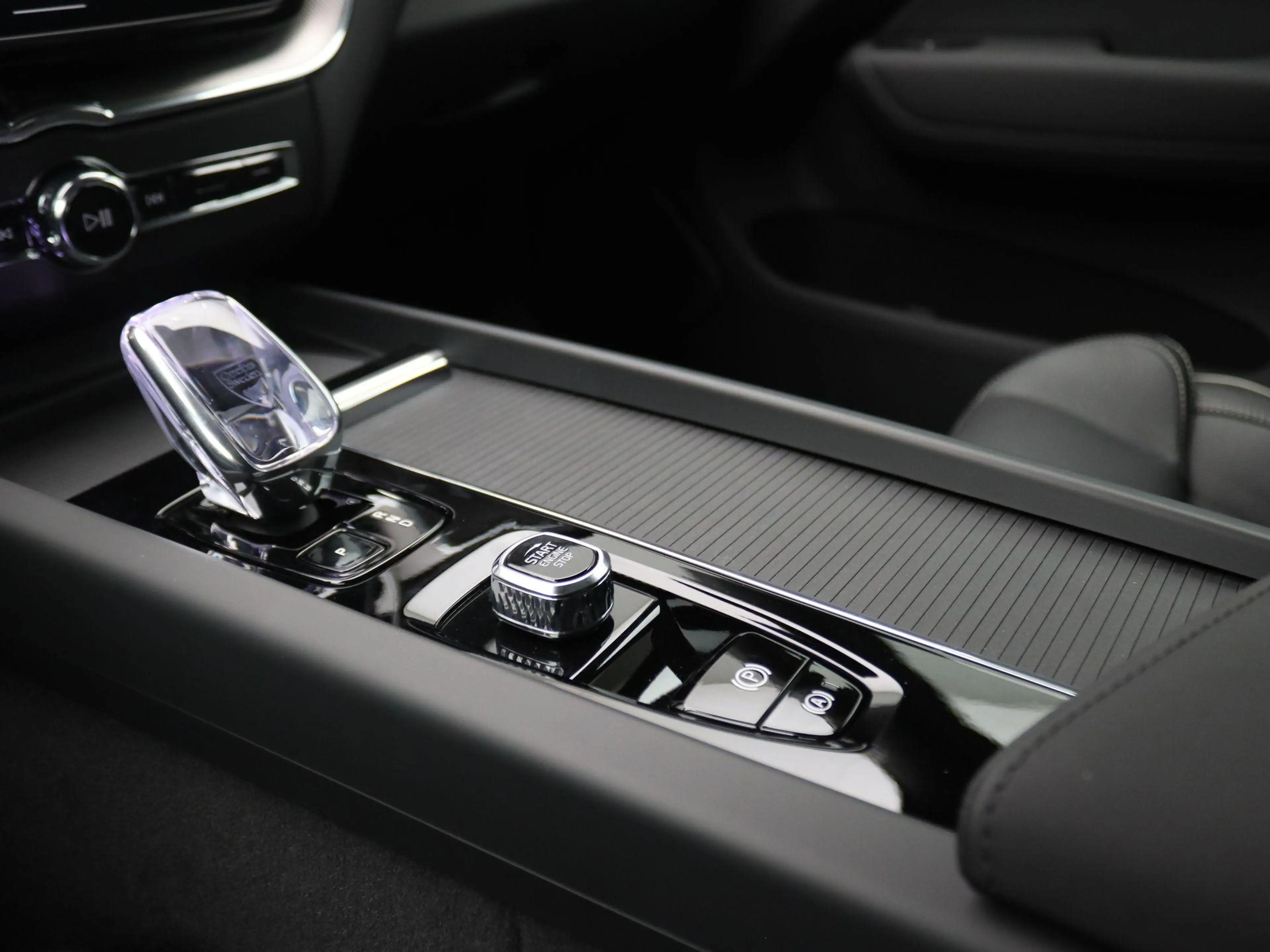 Volvo XC60 2.0 T6 Plug-in hybrid AWD Plus Black Edition 350PK — photo 35