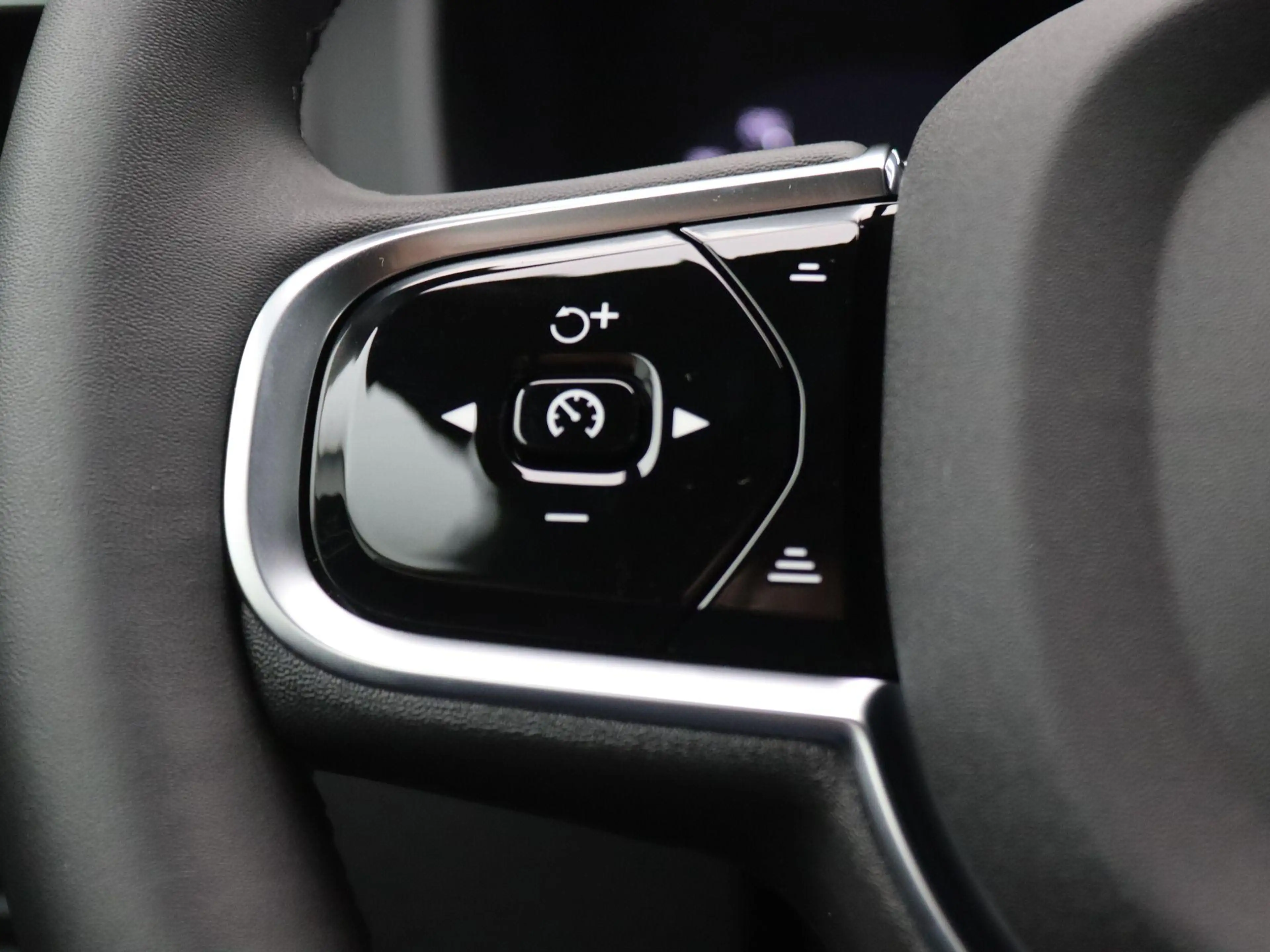 Volvo XC60 2.0 T6 Plug-in hybrid AWD Plus Black Edition 350PK — photo 19