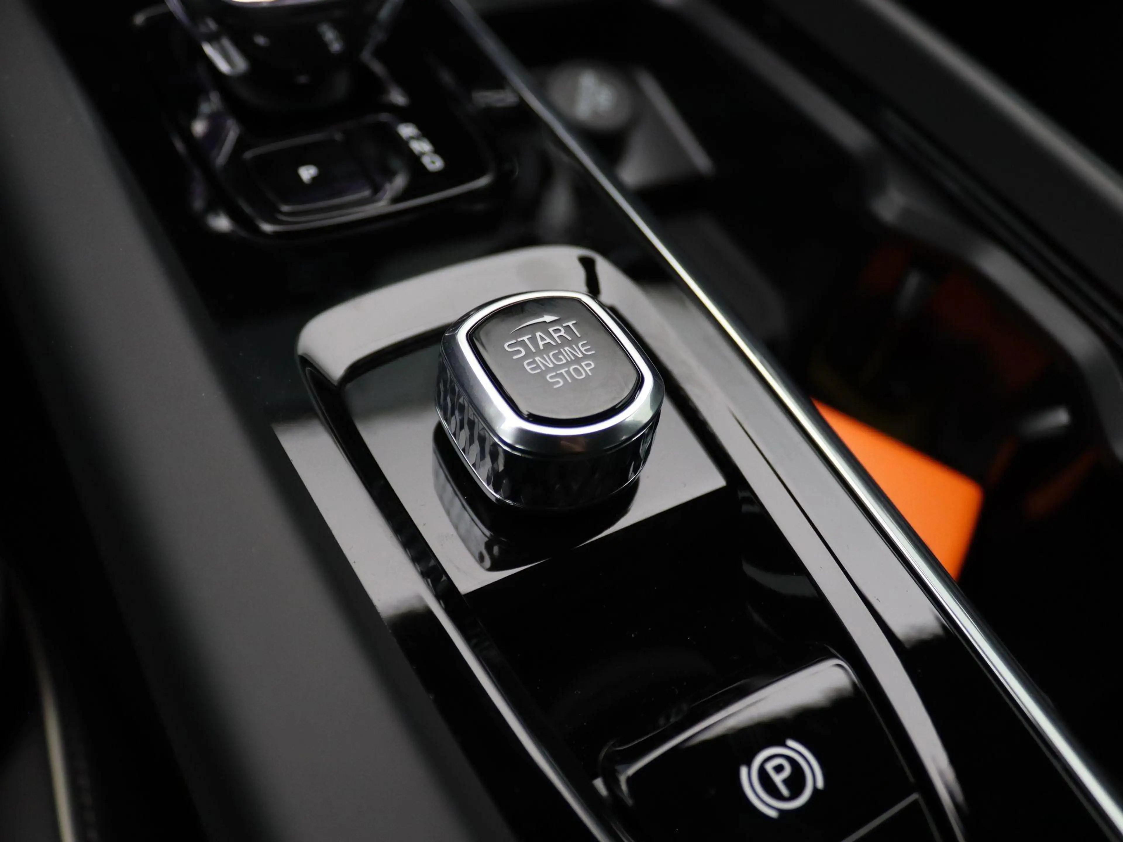 Volvo XC60 2.0 T6 Plug-in hybrid AWD Plus Black Edition 350PK — photo 34