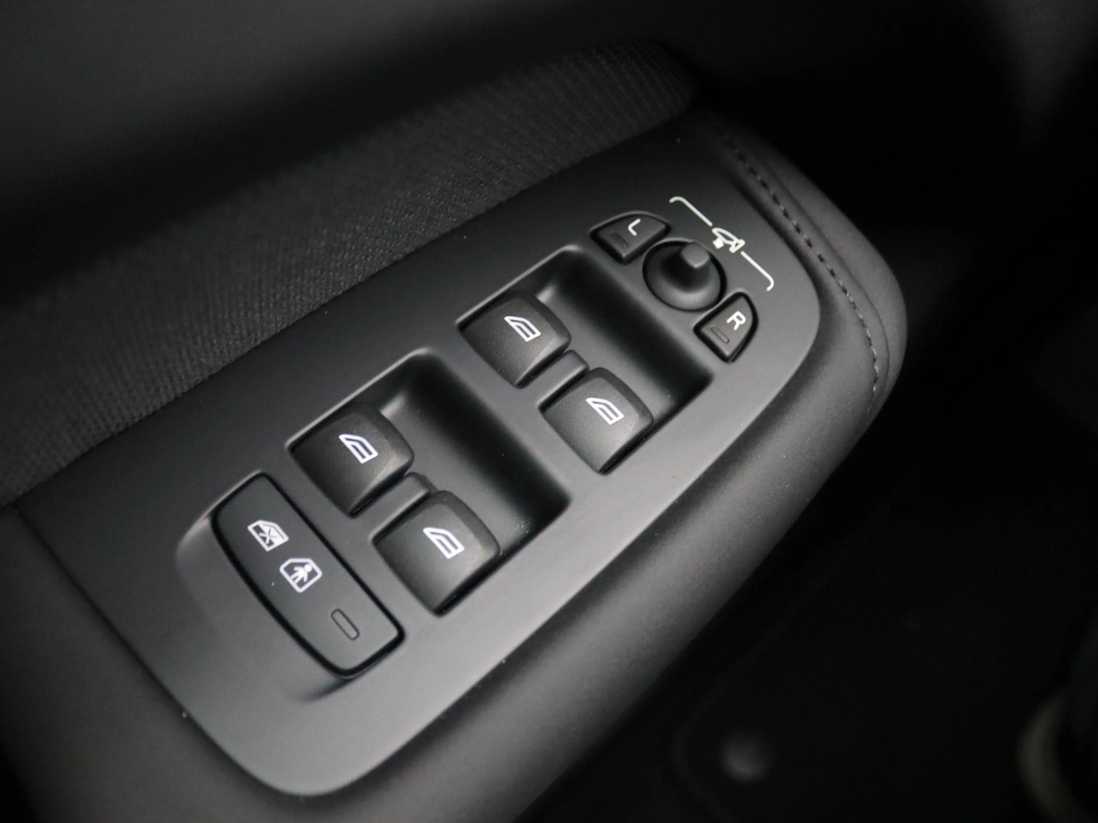 Volvo XC60 2.0 T6 Plug-in hybrid AWD Plus Black Edition 350PK — photo 39