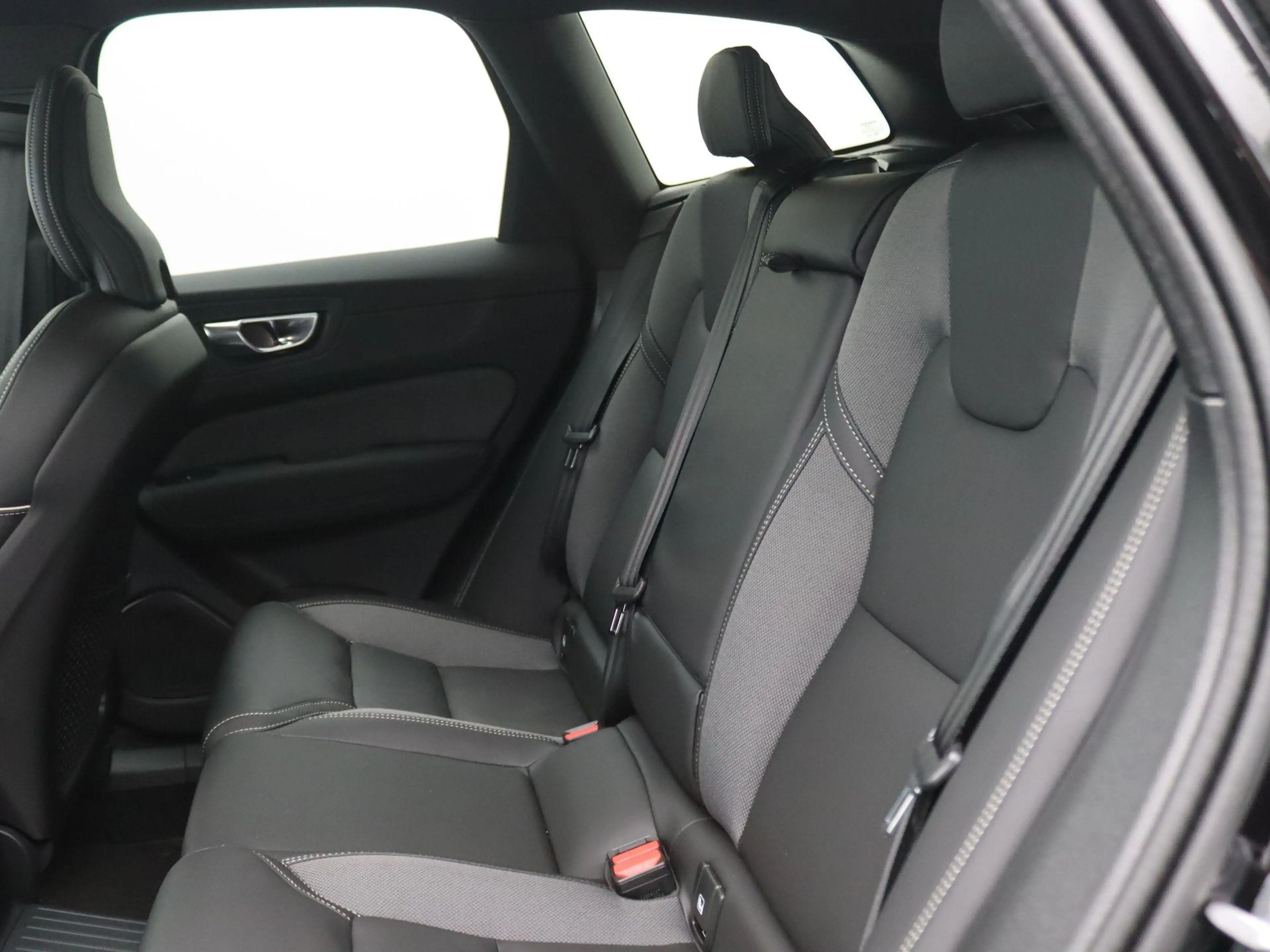 Volvo XC60 2.0 T6 Plug-in hybrid AWD Plus Black Edition 350PK — photo 8