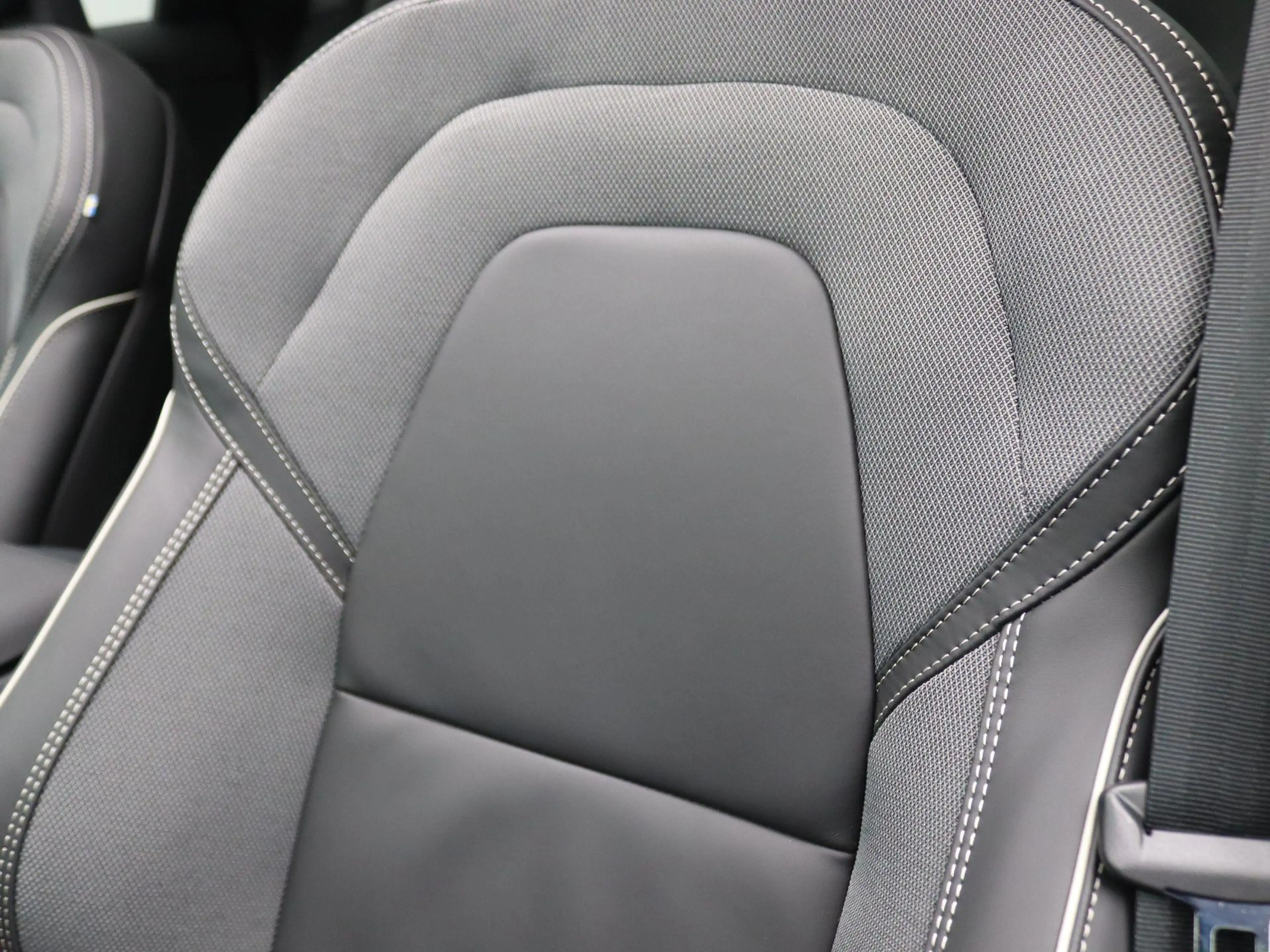 Volvo XC60 2.0 T6 Plug-in hybrid AWD Plus Black Edition 350PK — photo 42