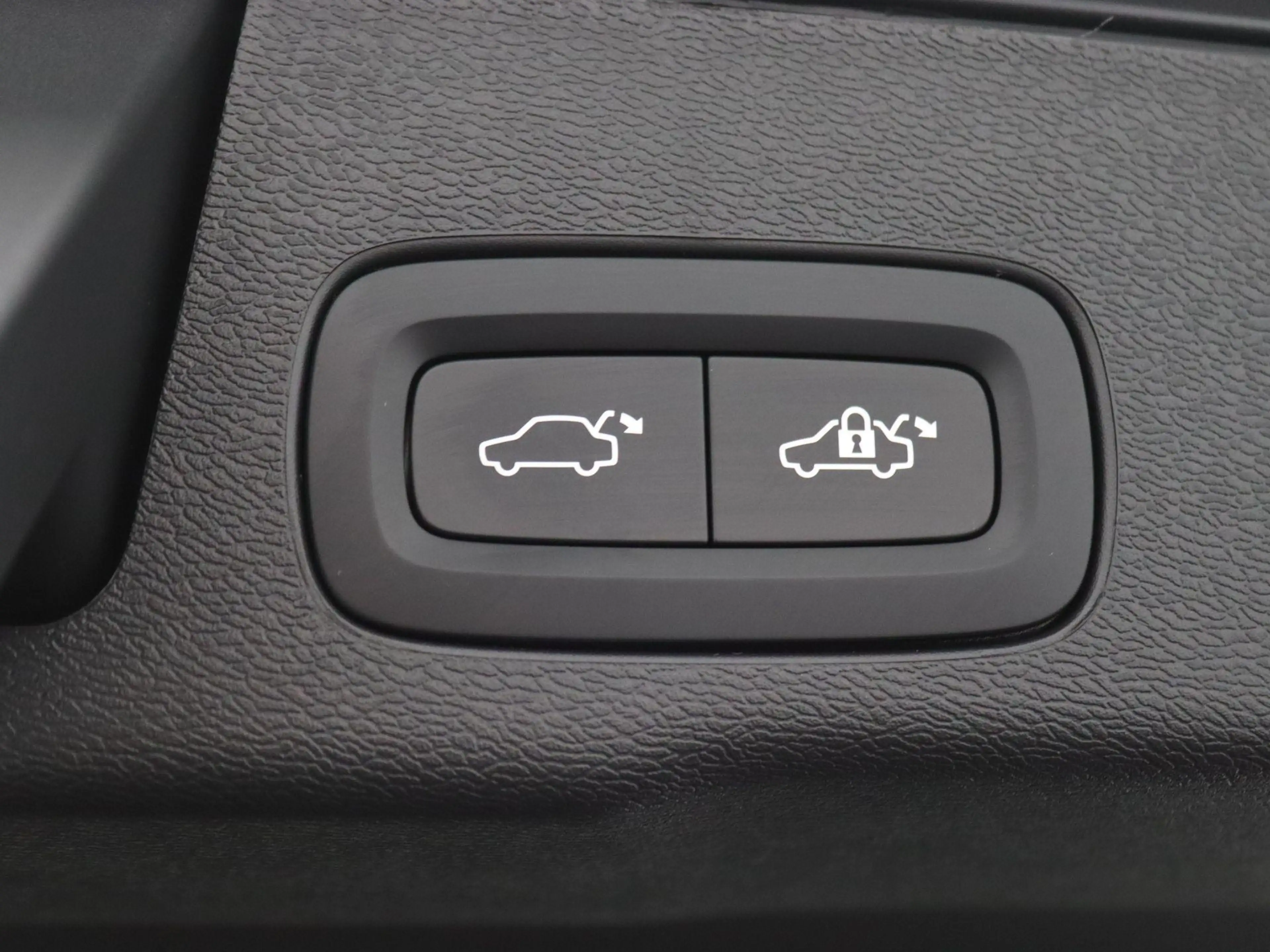 Volvo XC60 2.0 T6 Plug-in hybrid AWD Plus Black Edition 350PK — photo 44