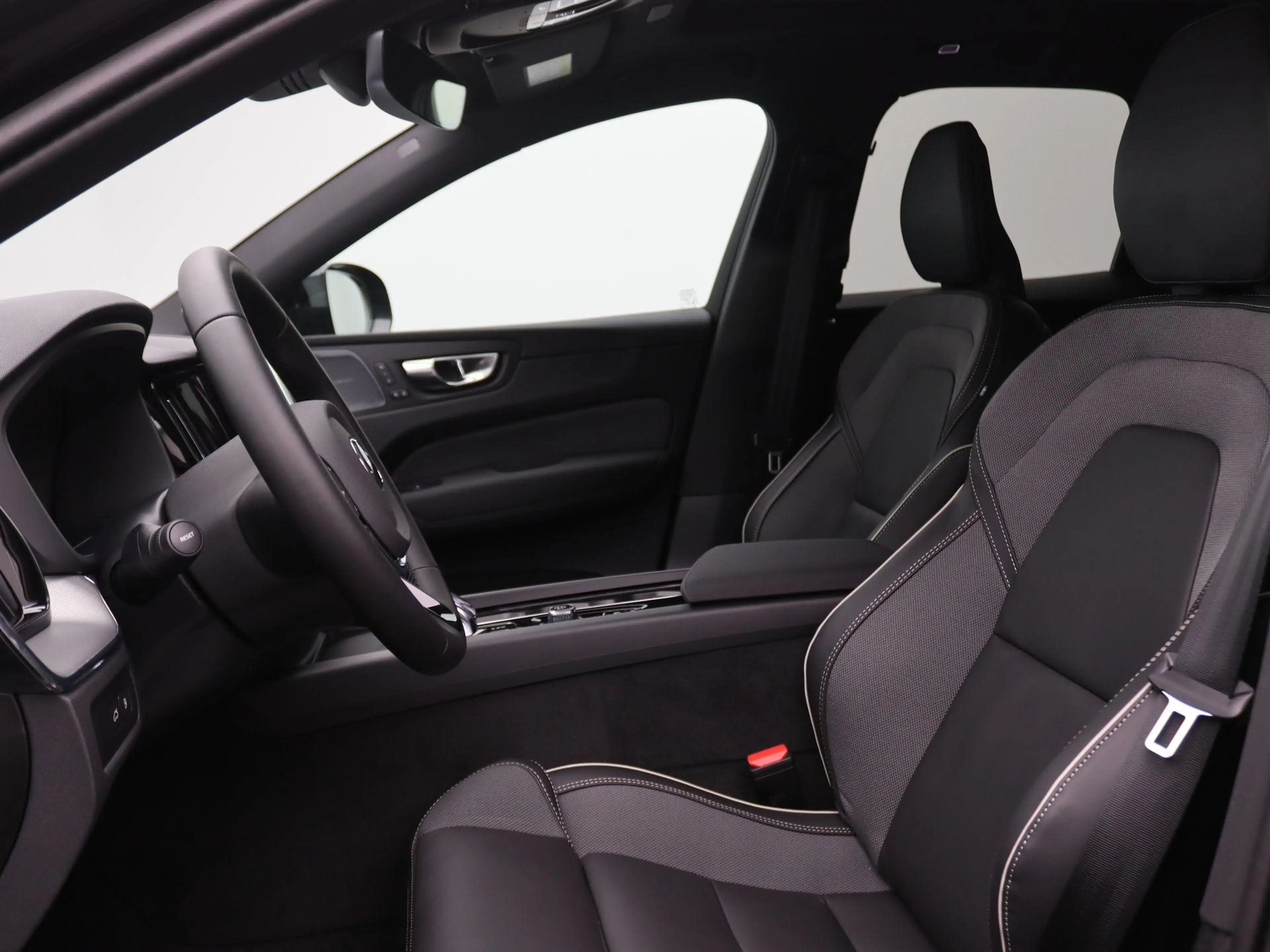 Volvo XC60 2.0 T6 Plug-in hybrid AWD Plus Black Edition 350PK — photo 5