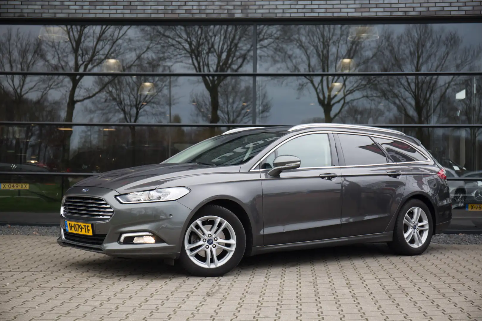 Ford Mondeo Wagon 1.5 Titanium , Trekhaak, Keyless entry, Voor Grijs - 2